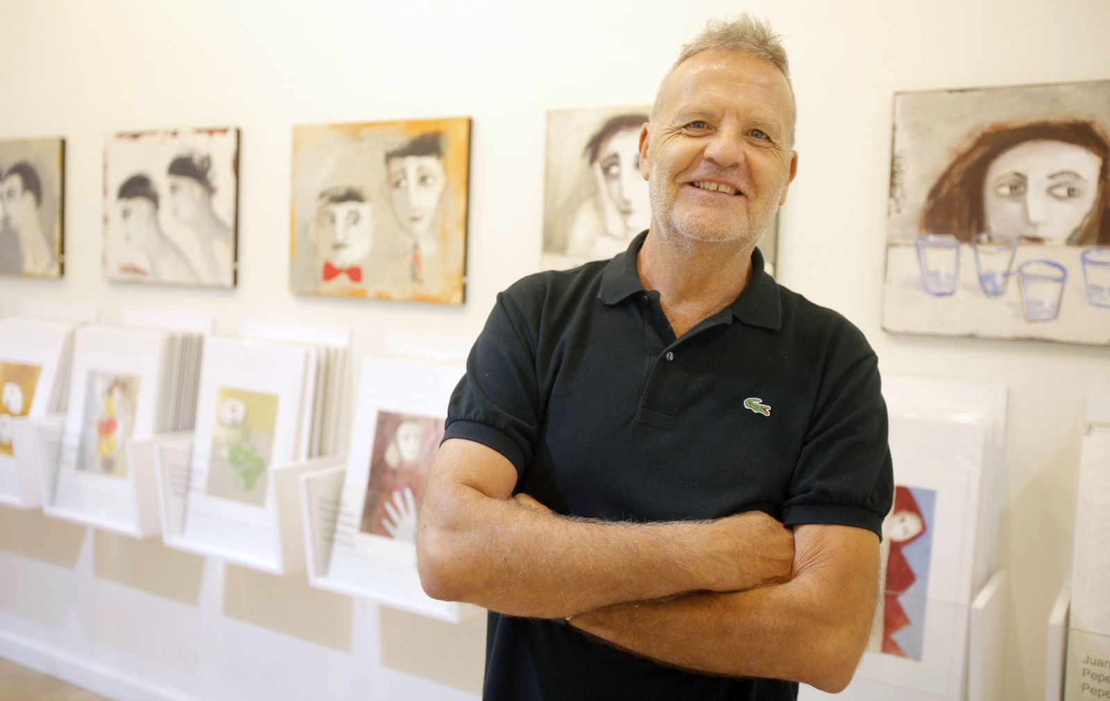 Pepe Cano posa ante su obra en la Galería Benot de Cádiz, en 2010