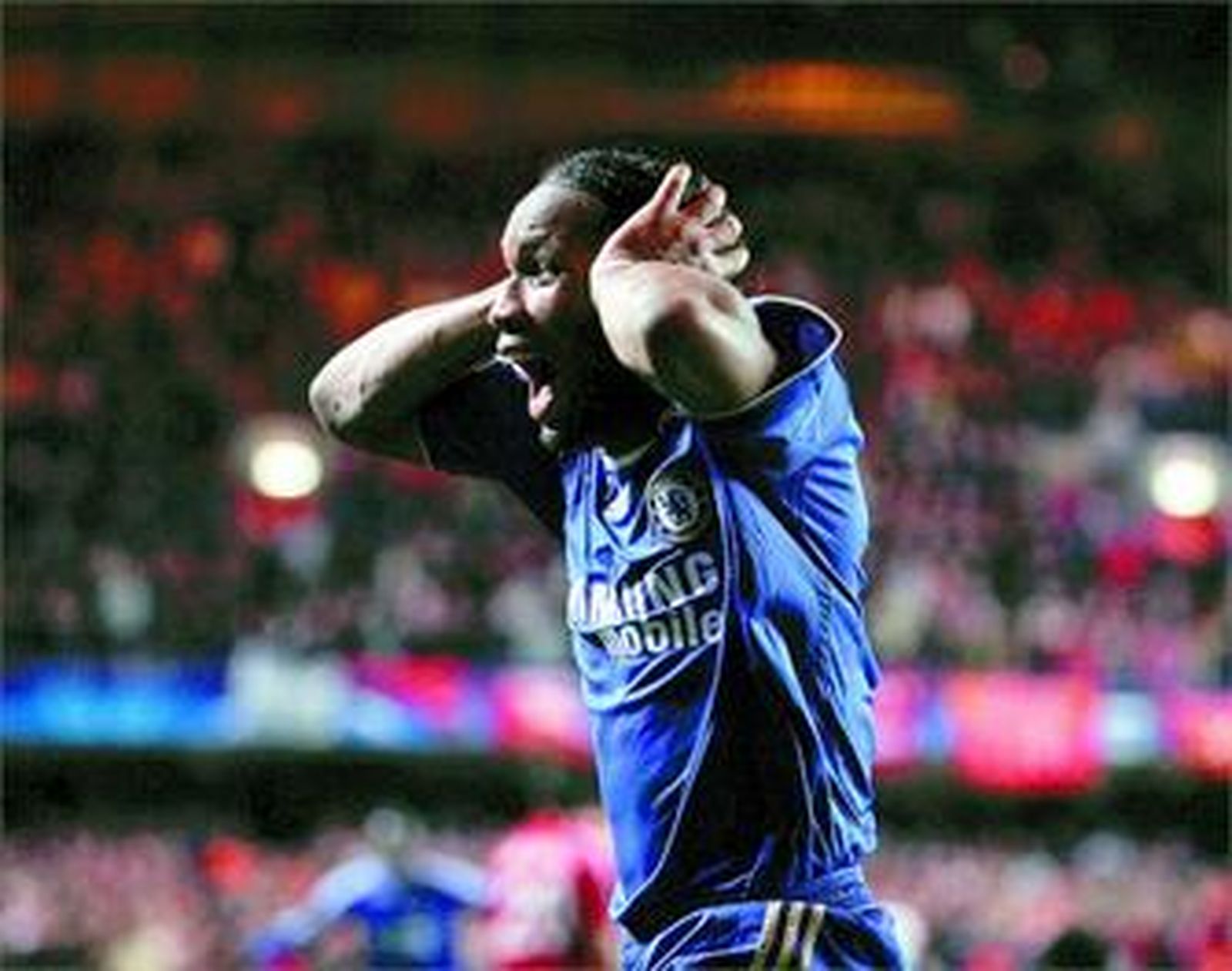 Drogba celebra uno de sus goles decisivos contra el Liverpool.