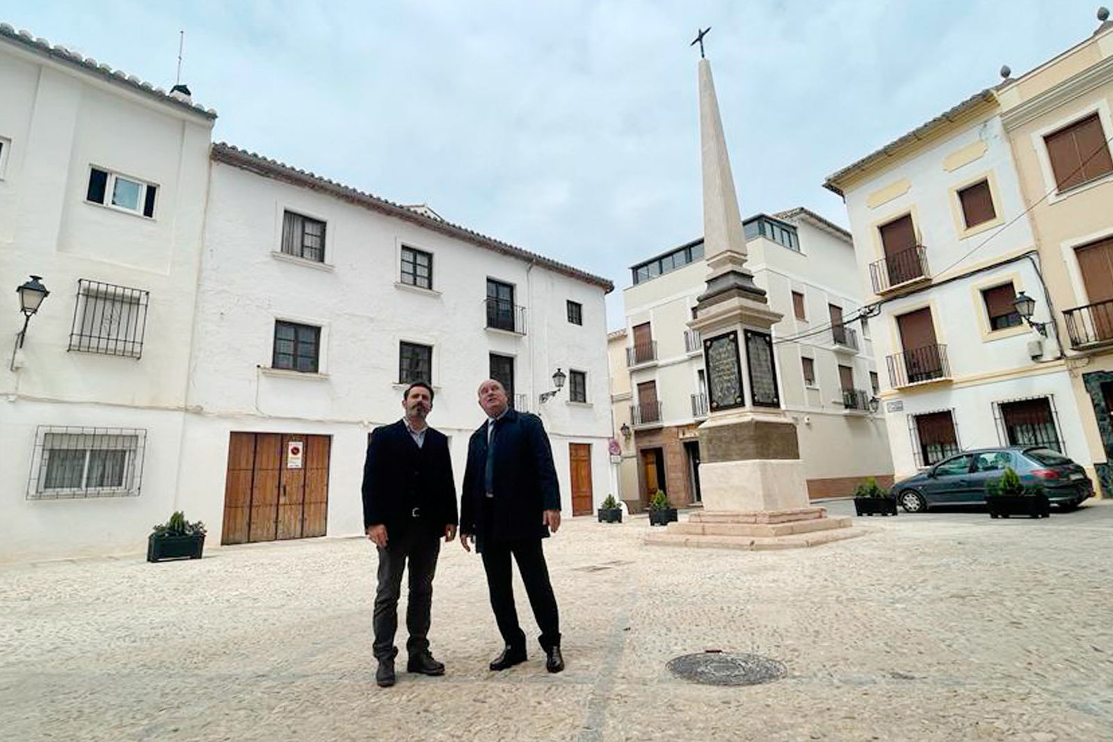 Visita de los responsables municipales a la plaza de San Pedro tras su reforma.