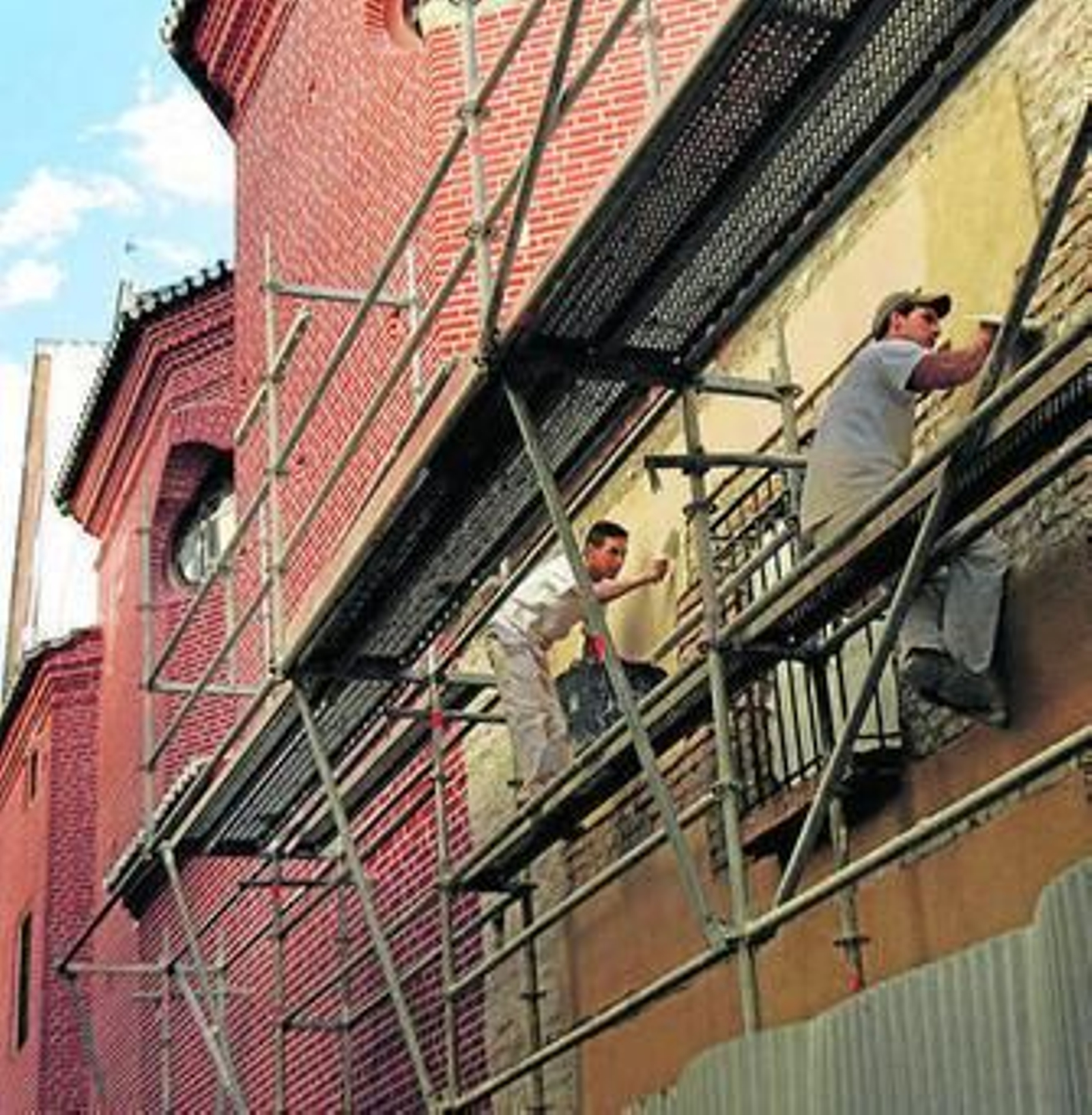 Uno de los conceptos por los que se paga es la instalación de andamios.