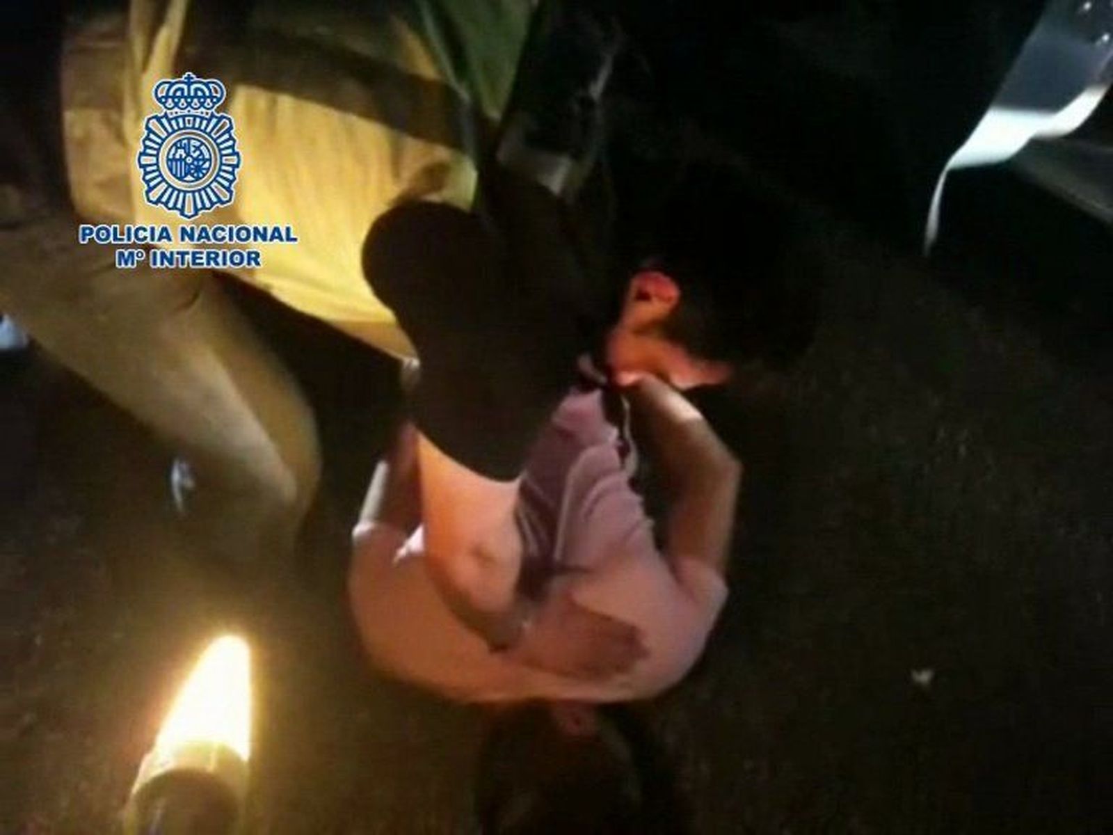 Imagen de archivo de un Policía sacando droga de un domicilio.