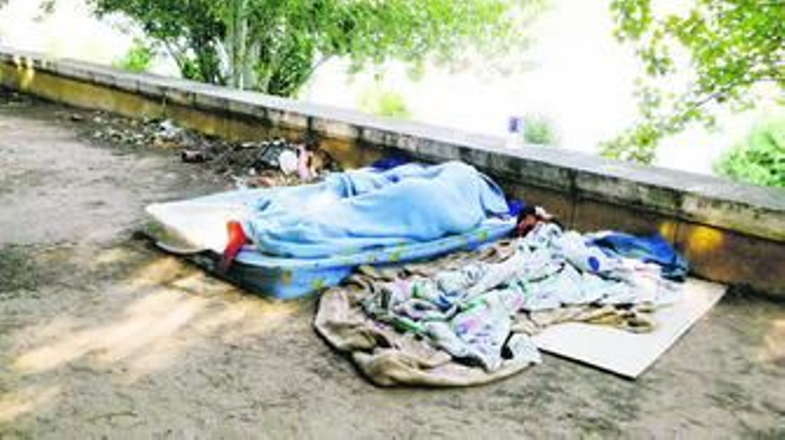 Un 'sin hogar' duerme en el paseo Juan Carlos I.