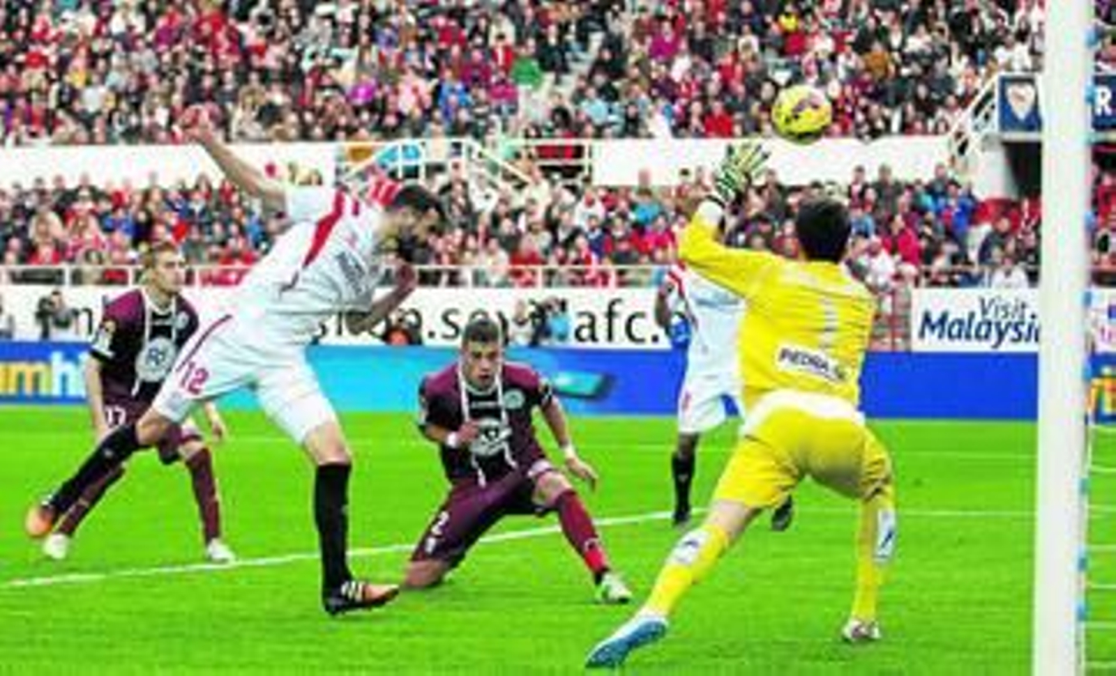 Iborra entra con fuerza para cabecear el excelente pase de Banega y poner el tres a cero en el marcador.