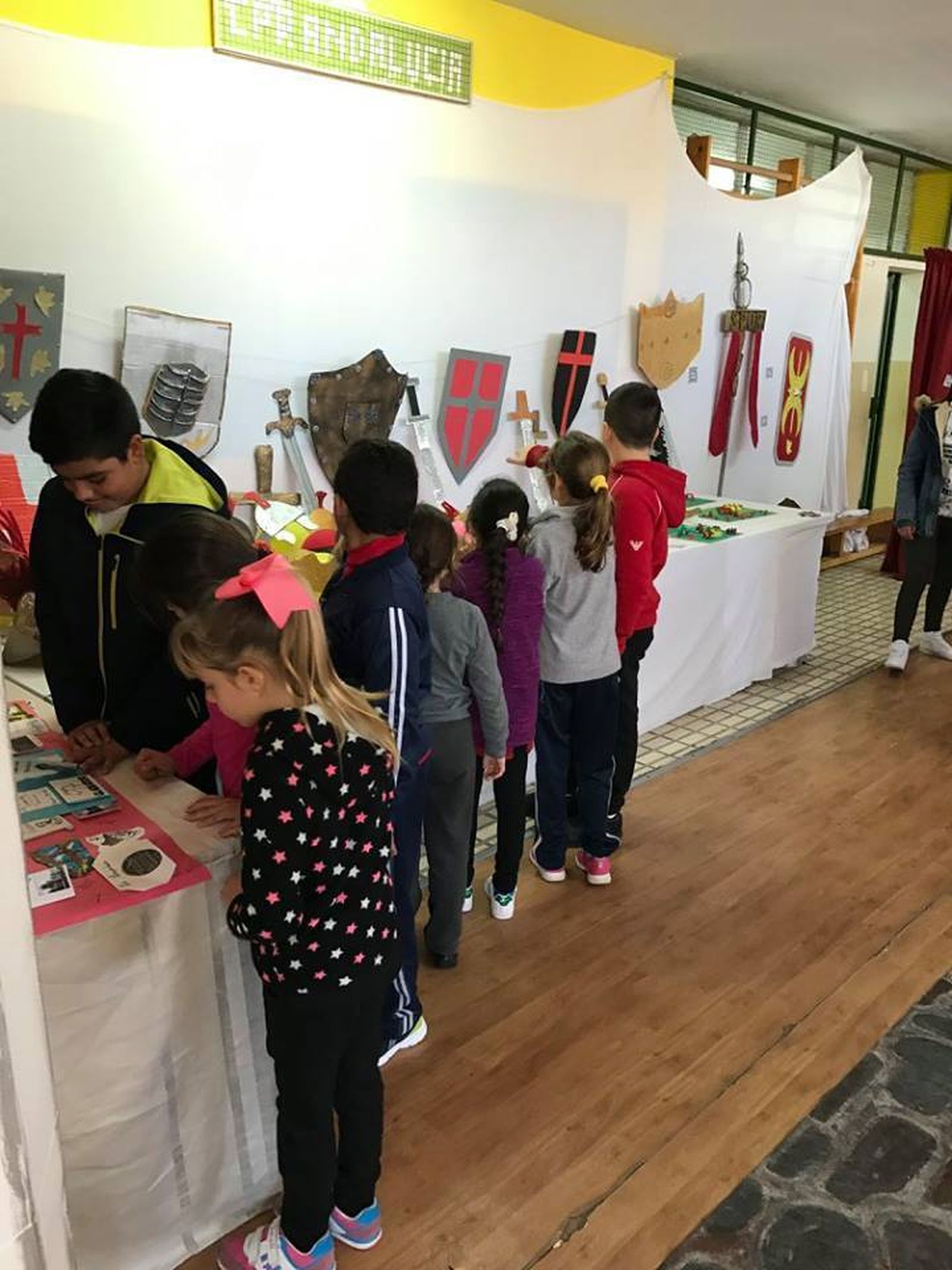 Alumnos observan la muestra.