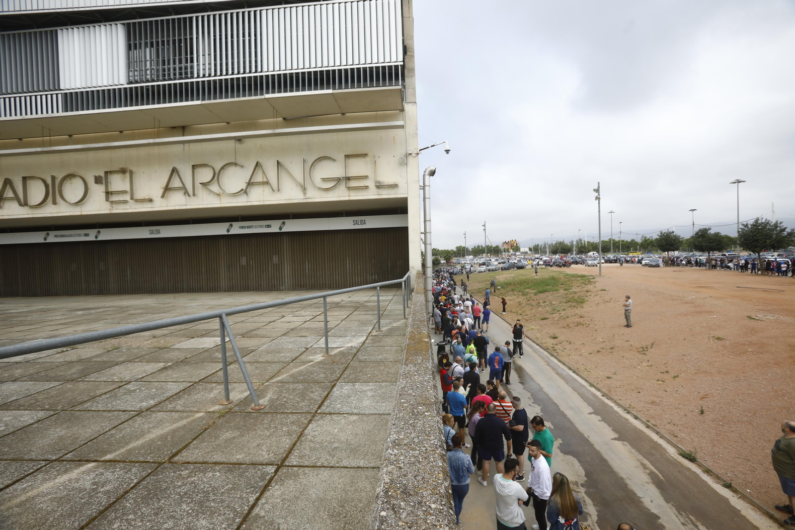 Las mejores fotos de las colas de El Arcángel para conseguir las entradas del Córdoba CF - Barcelona Atlétic Las mejores fotos de las colas de El Arcángel para conseguir las entradas del Córdoba CF - Barcelona Atlétic