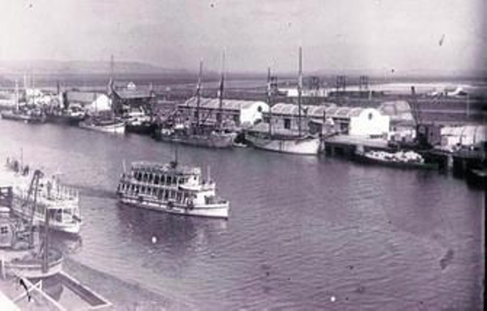 Las embarcaciones 'Adriano I' y 'Adriano II' en el río Guadalete, en el muelle de San Ignacio.