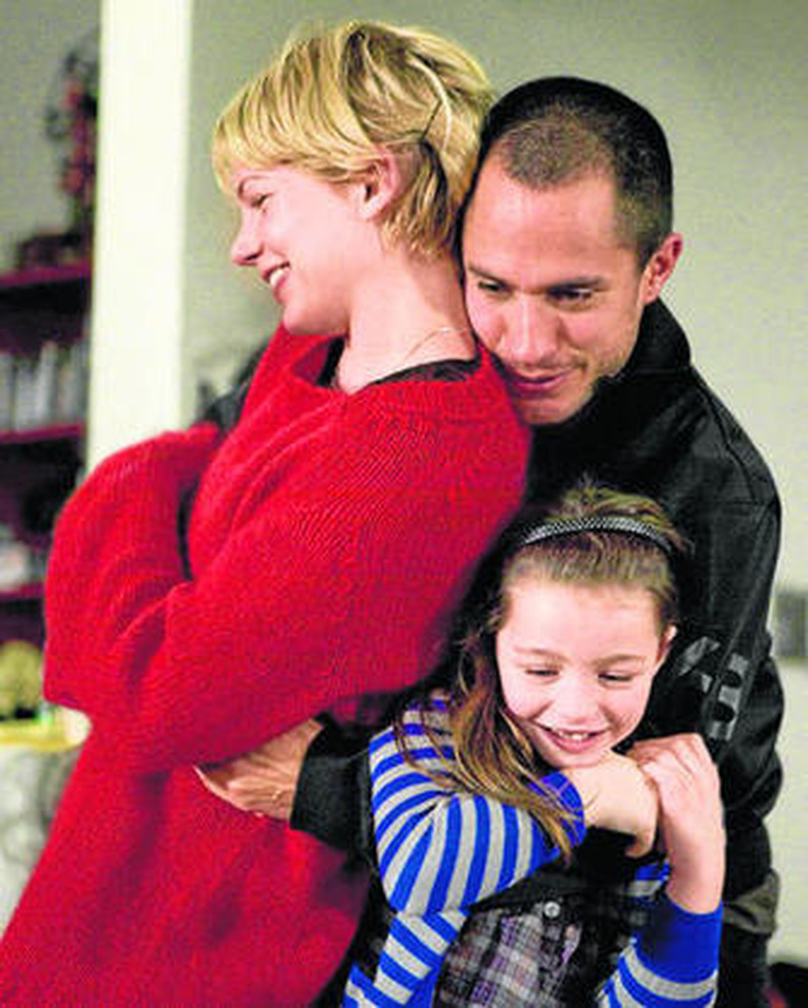 Michelle Williams y Gael García Bernal, con la niña Sophie Nyweide.