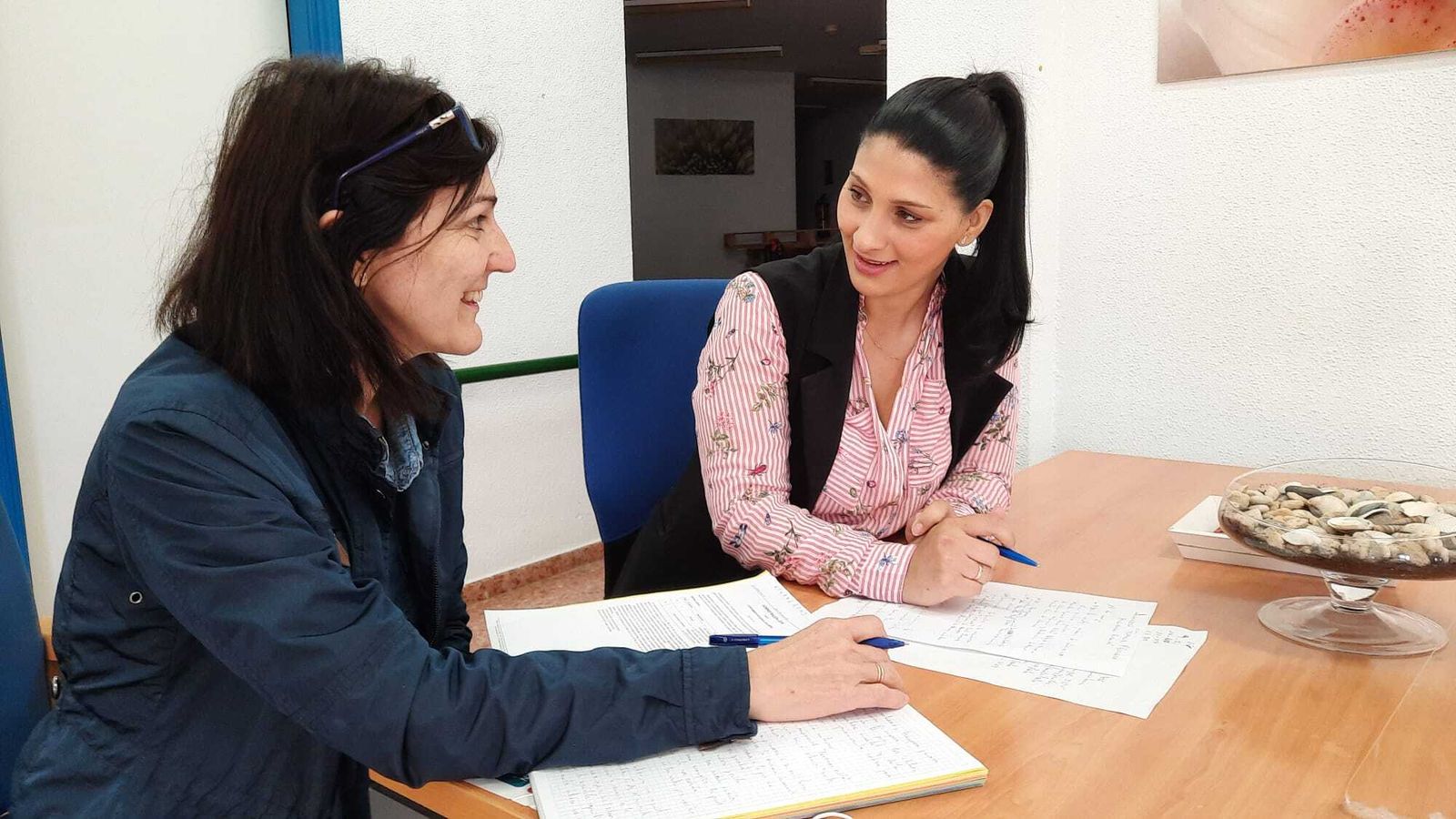 La concejala Dolores Fernández, con la coordinadora de la Escuela de Familia, Eva Tortosa