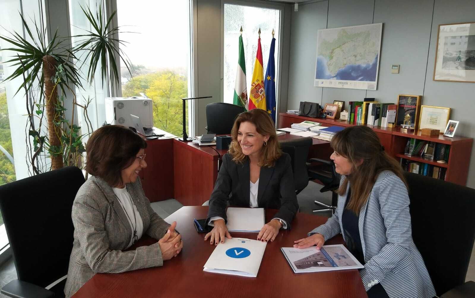 Un momento de la reunión de Alicia Martínez con Carmen Collado y Eva Bravo.