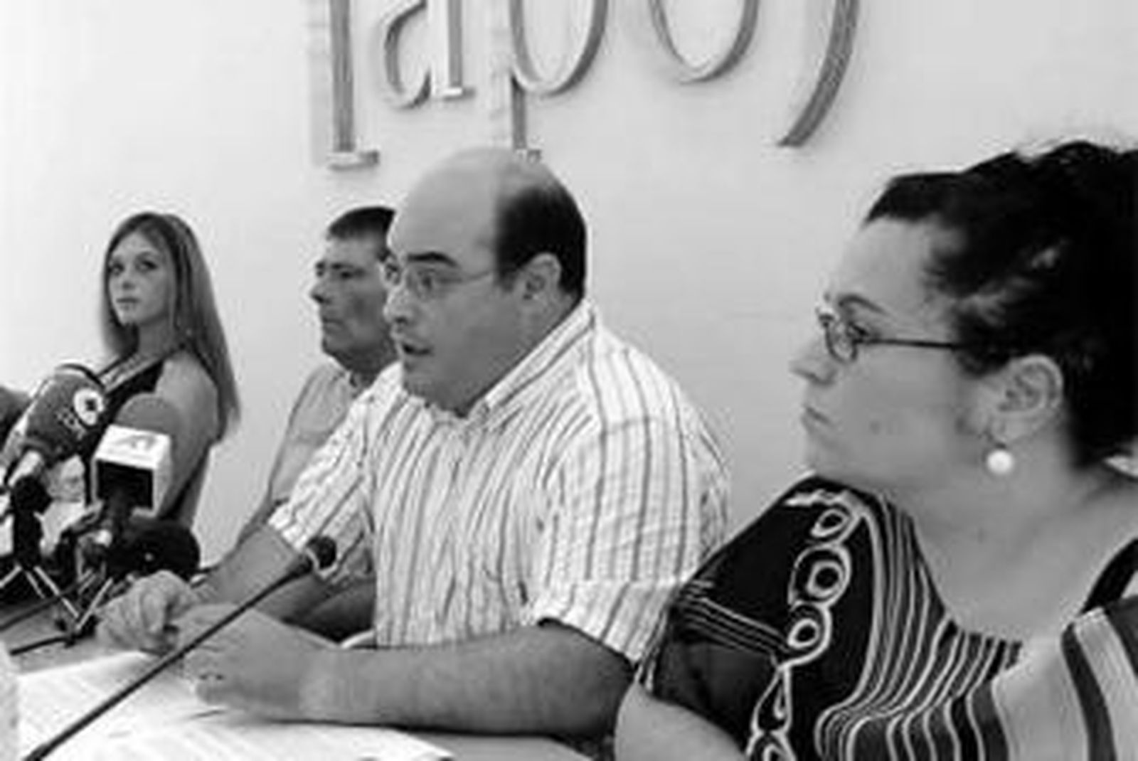 Ricardi camina por la calle Ancha de Cádiz tras comparecer ante los medios.