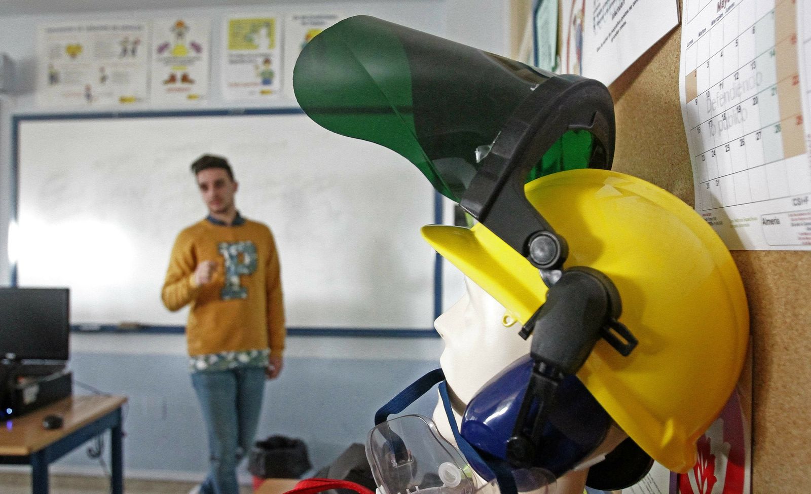 Alumno en un taller de un ciclo de Riesgos Laborales.