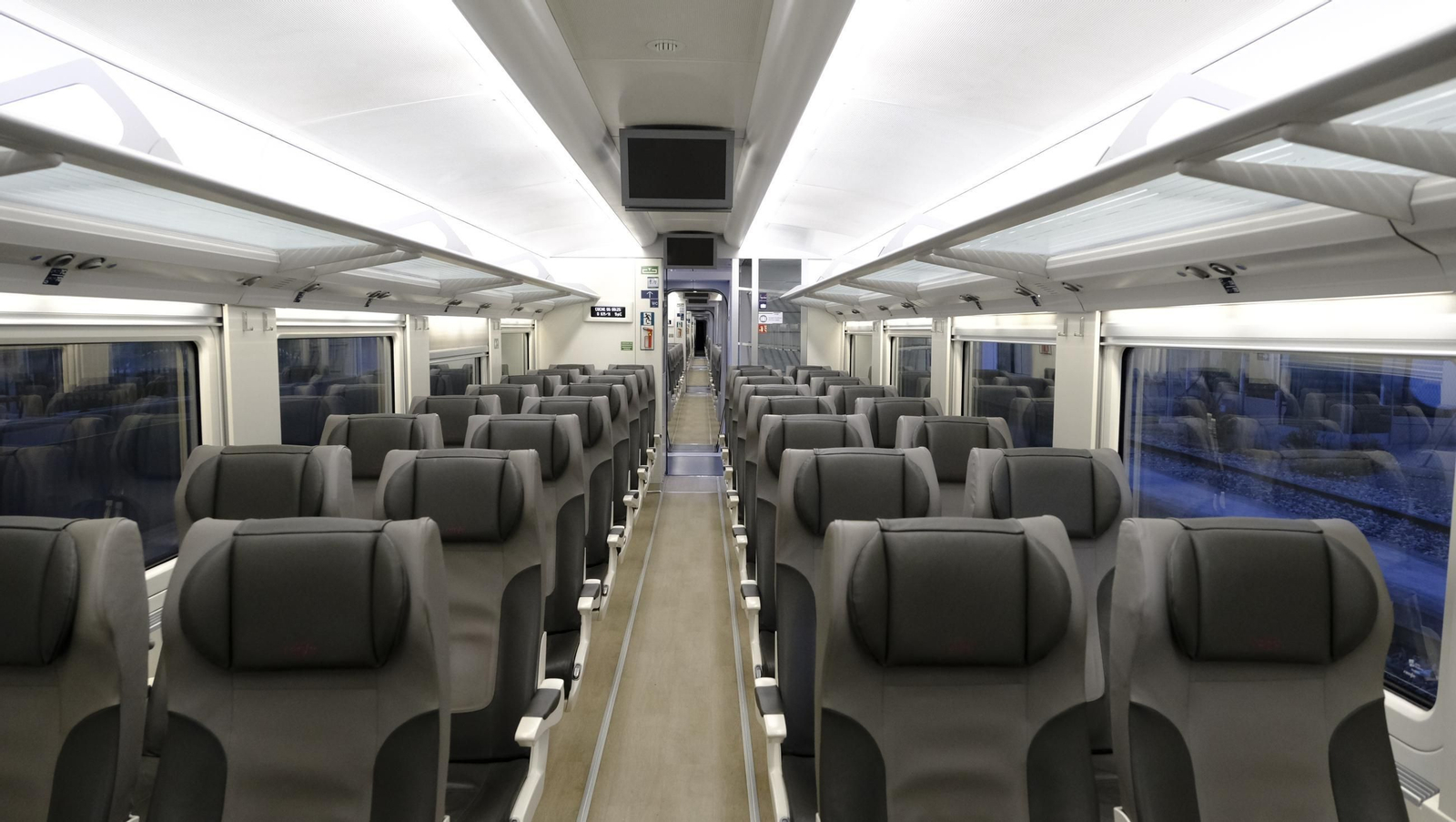 El primer Alvia de Renfe sale de la Estación de Huércal de Almería, en imágenes