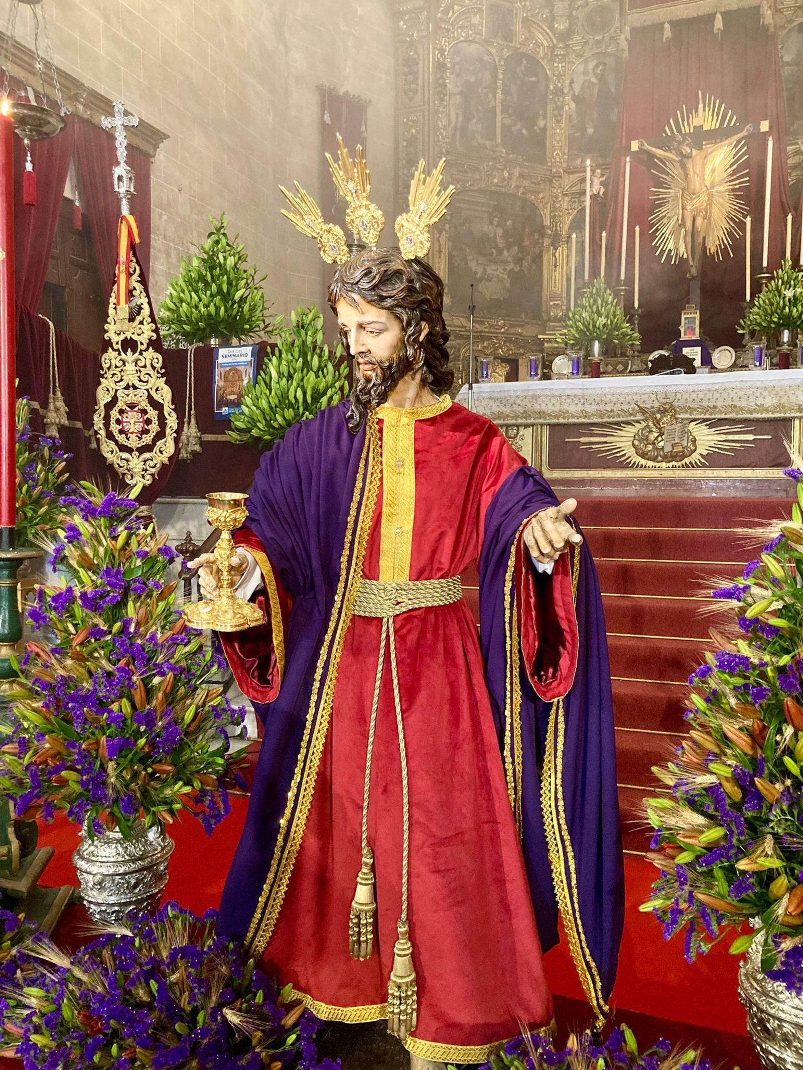 El Señor de la Sagrada Cena de besamanos en la iglesia de San Marcos. El Señor de la Sagrada Cena de besamanos en la iglesia de San Marcos.