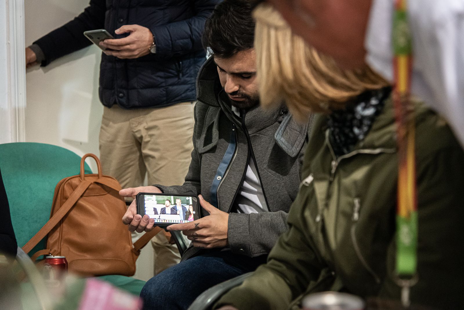 Imágenes de la jornada electoral en la sede de VOX en Huelva