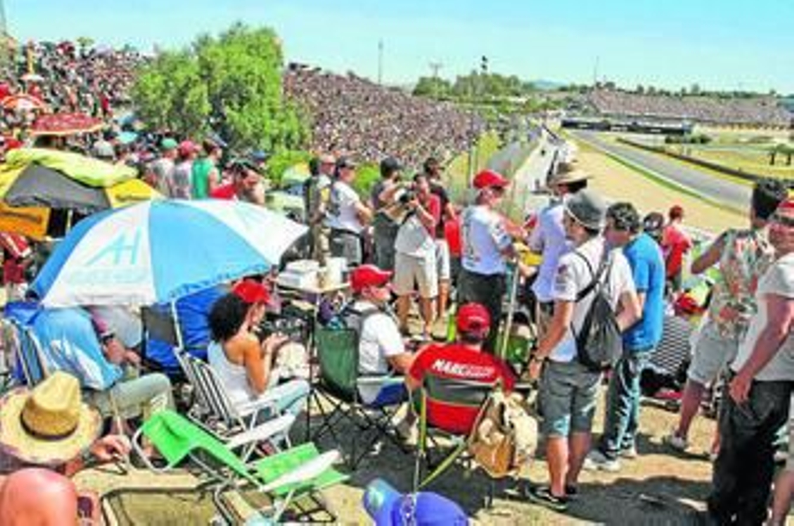 Las gradas llenas de público durante la celebración del último Gran Premio de Motociclismo.