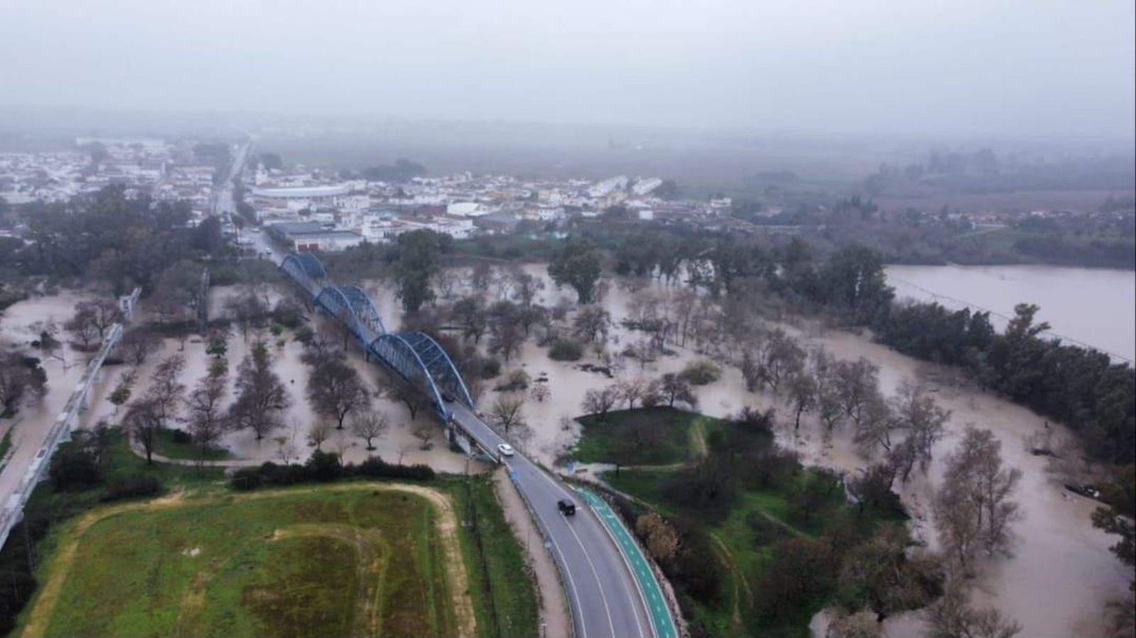 El río Guadalete extiende ya su cauce por los terranos aledanos que llevaban años secos.