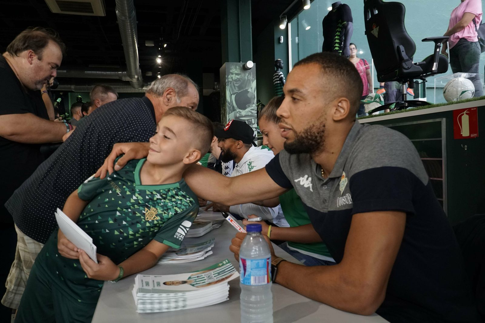 Firma de autógrafos de los jugadores del Betis