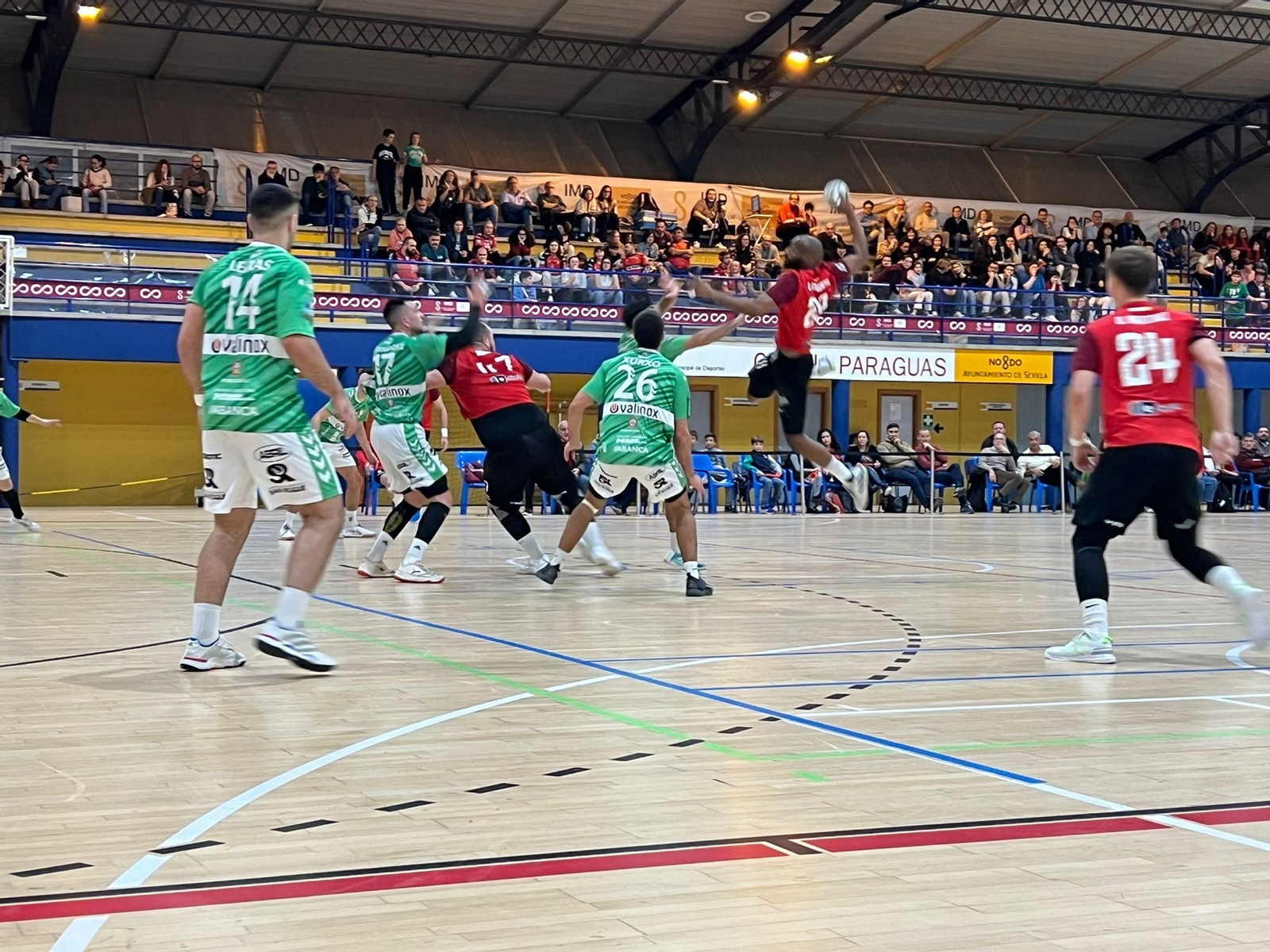 Dylan Belacazar se eleva para lanzar a la portería gallega.