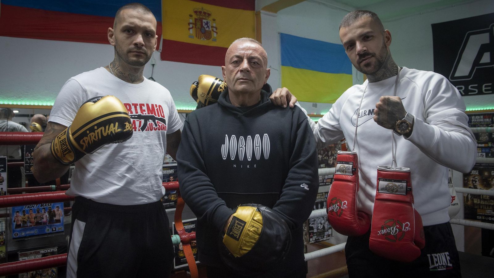 Garibyan junto a sus hijos, Artemio y Arsen.