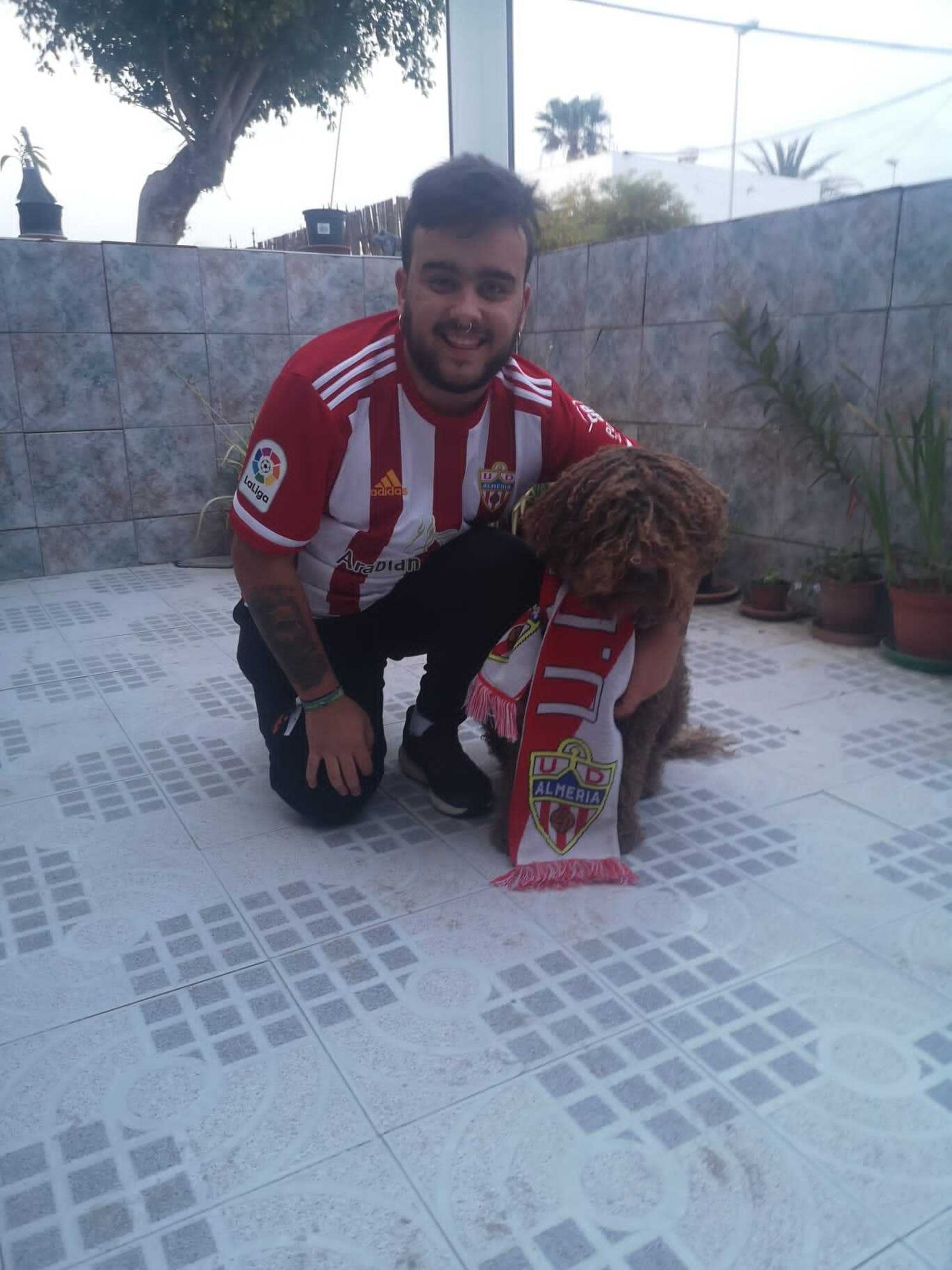 David Abenza y su mascota, también de la UDA.