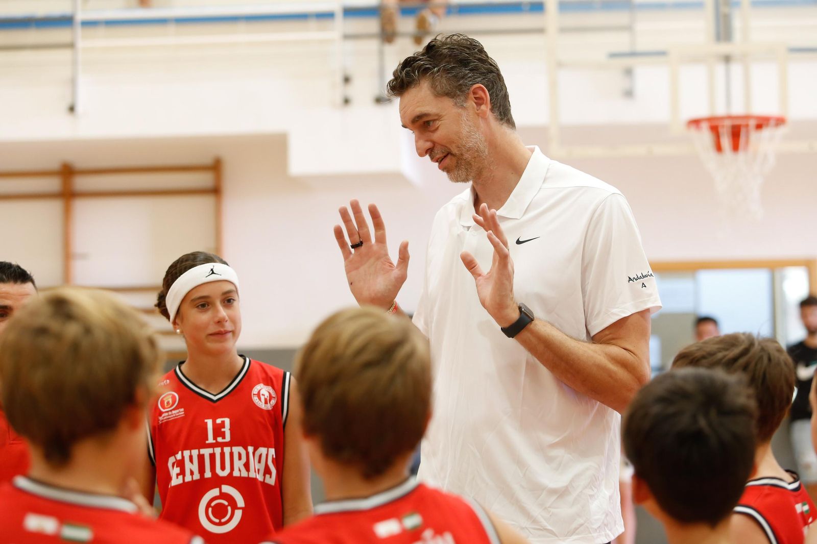 Fotos del encuentro de Pau Gasol con niños en el pabellón de San Roque