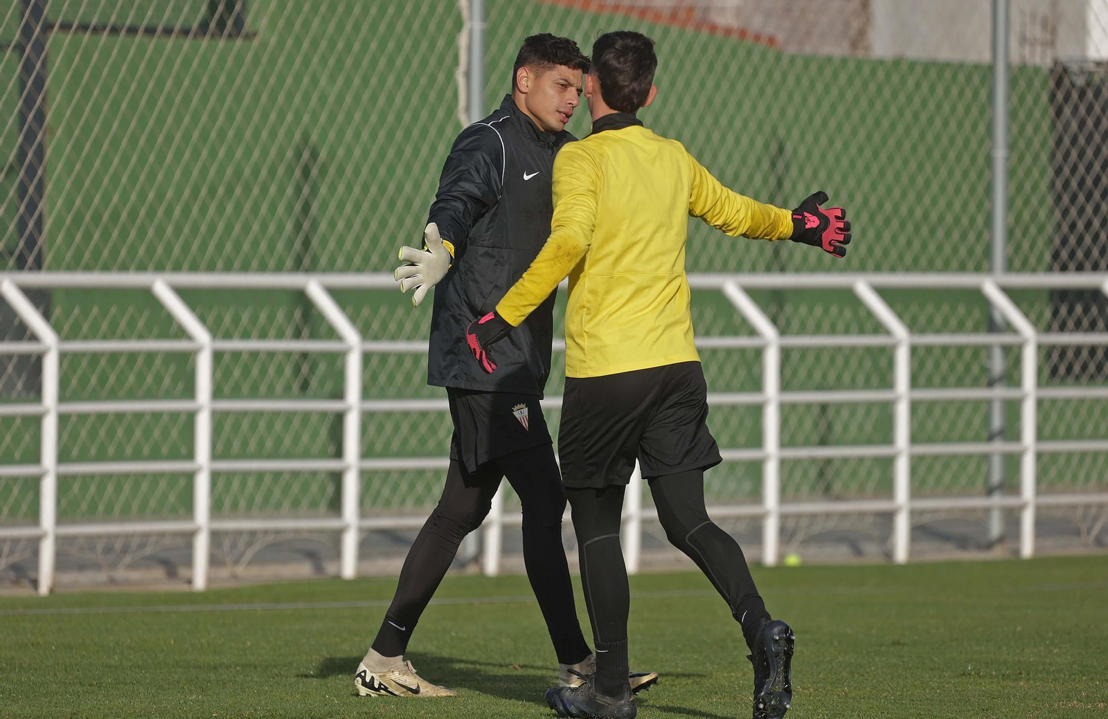 Lucho saluda a un compañero. Lucho saluda a un compañero.