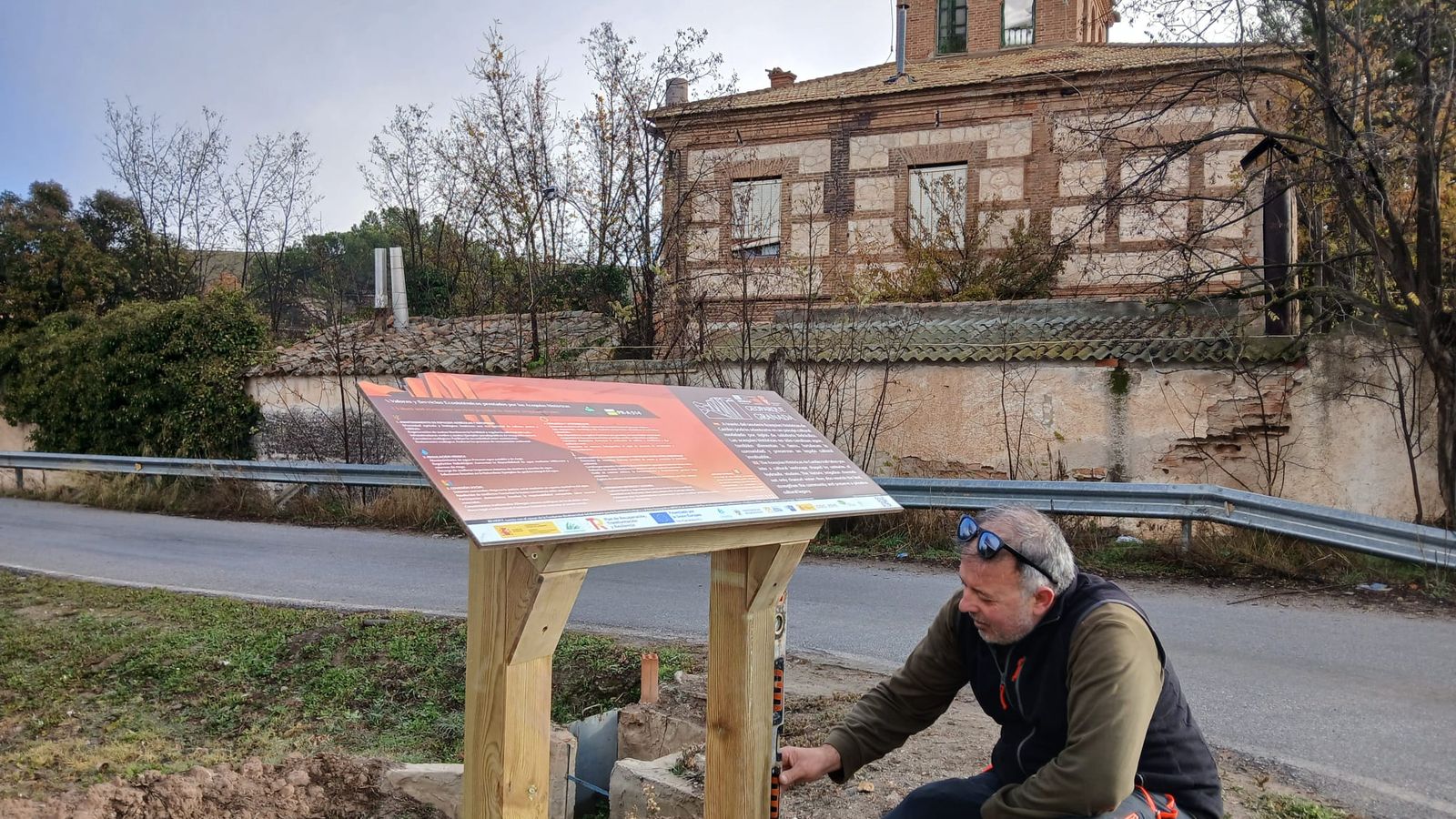 Sendero señalizado que indica la nueva ruta en Caniles