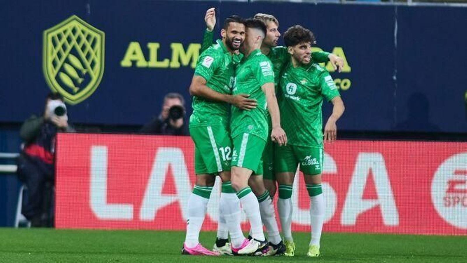 Willian José es felicitado por sus compañeros tras conseguir el 0-1.