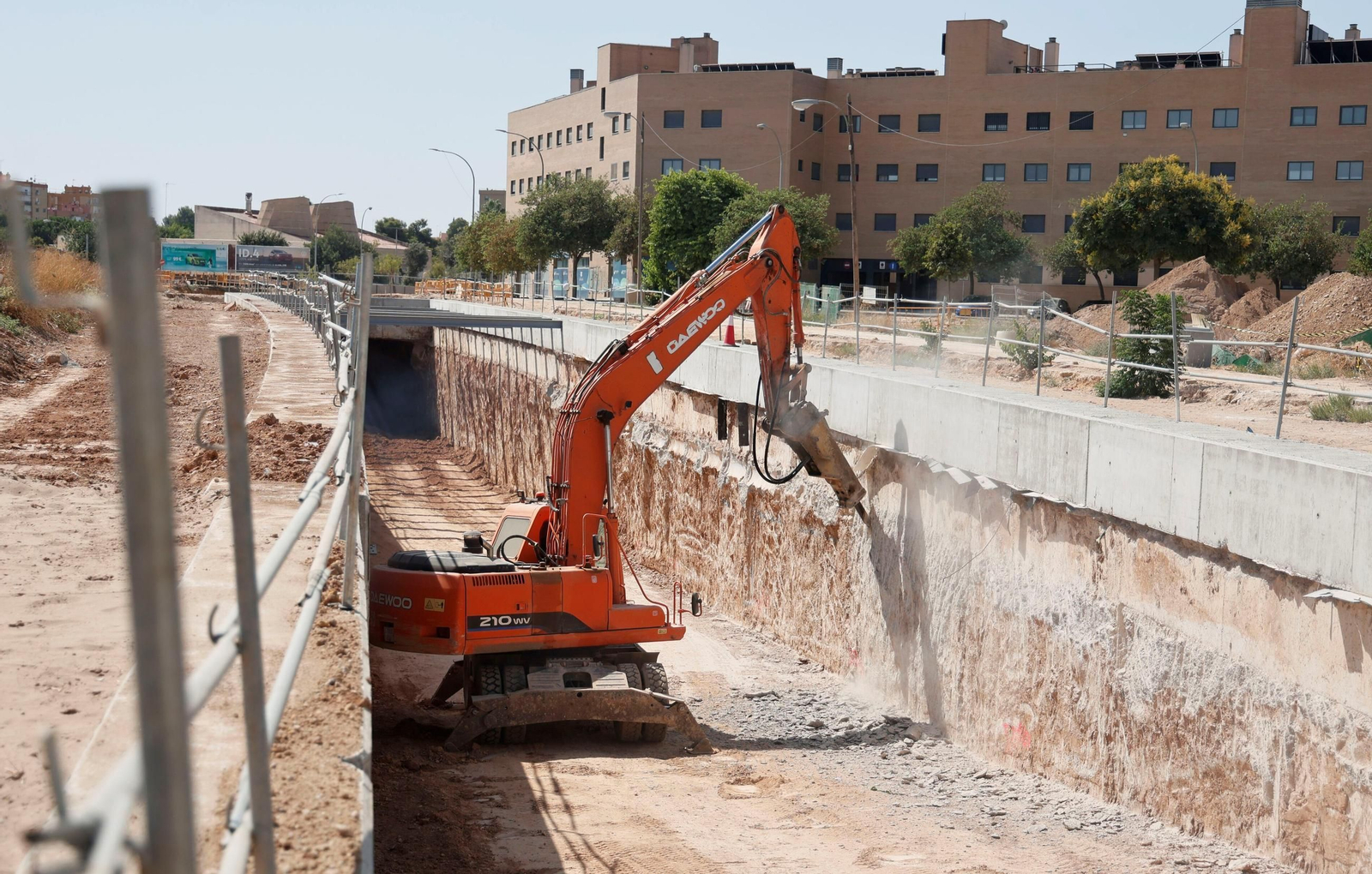 Una excavadora en la rampa del túnel del Metro en Pino Montano, ayer.