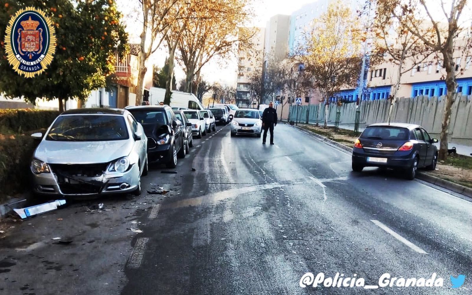 Un conductor ebrio y sin carnet choca con tres coches aparcados