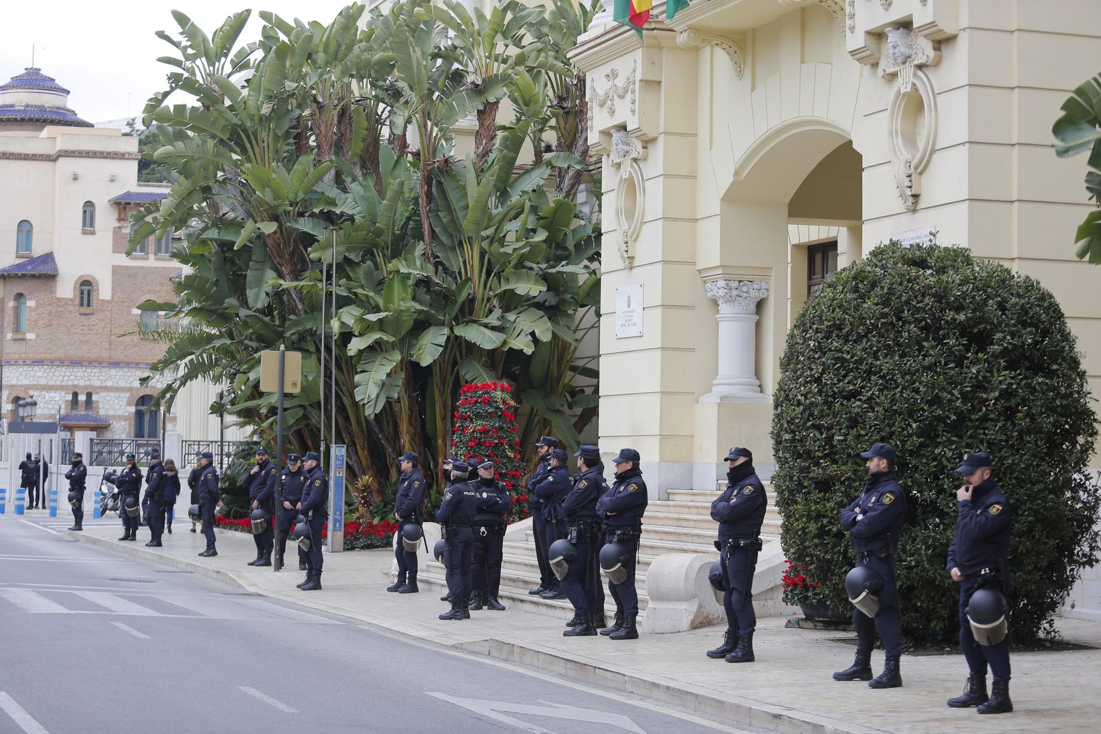 Las imágenes de la 'marcha fúnebre' de los bomberos en Málaga