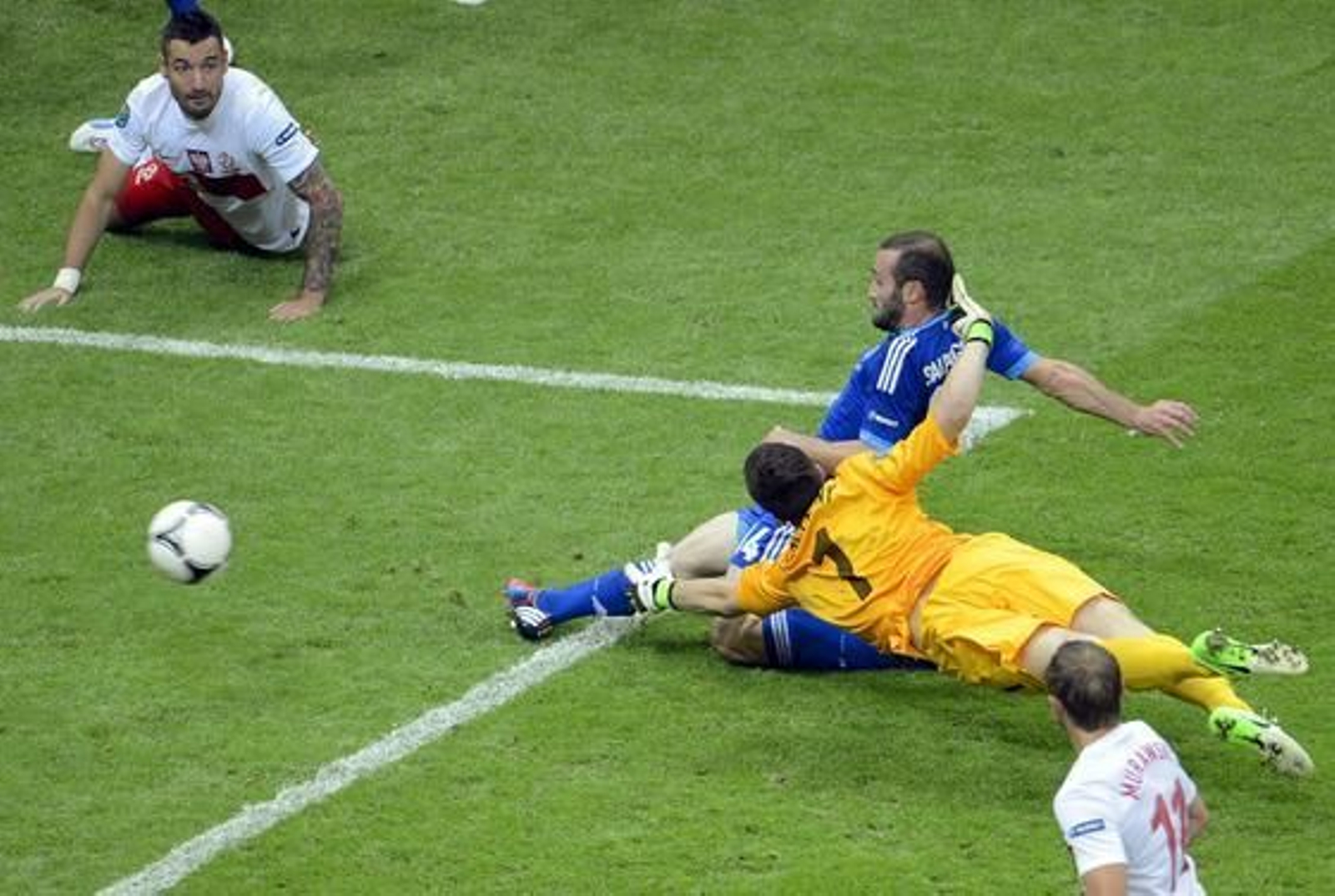Polonia y Grecia empatan 1-1 en un interesante partido inaugural con dos expulsados, polémica y un penalti fallado.

Foto: EFE