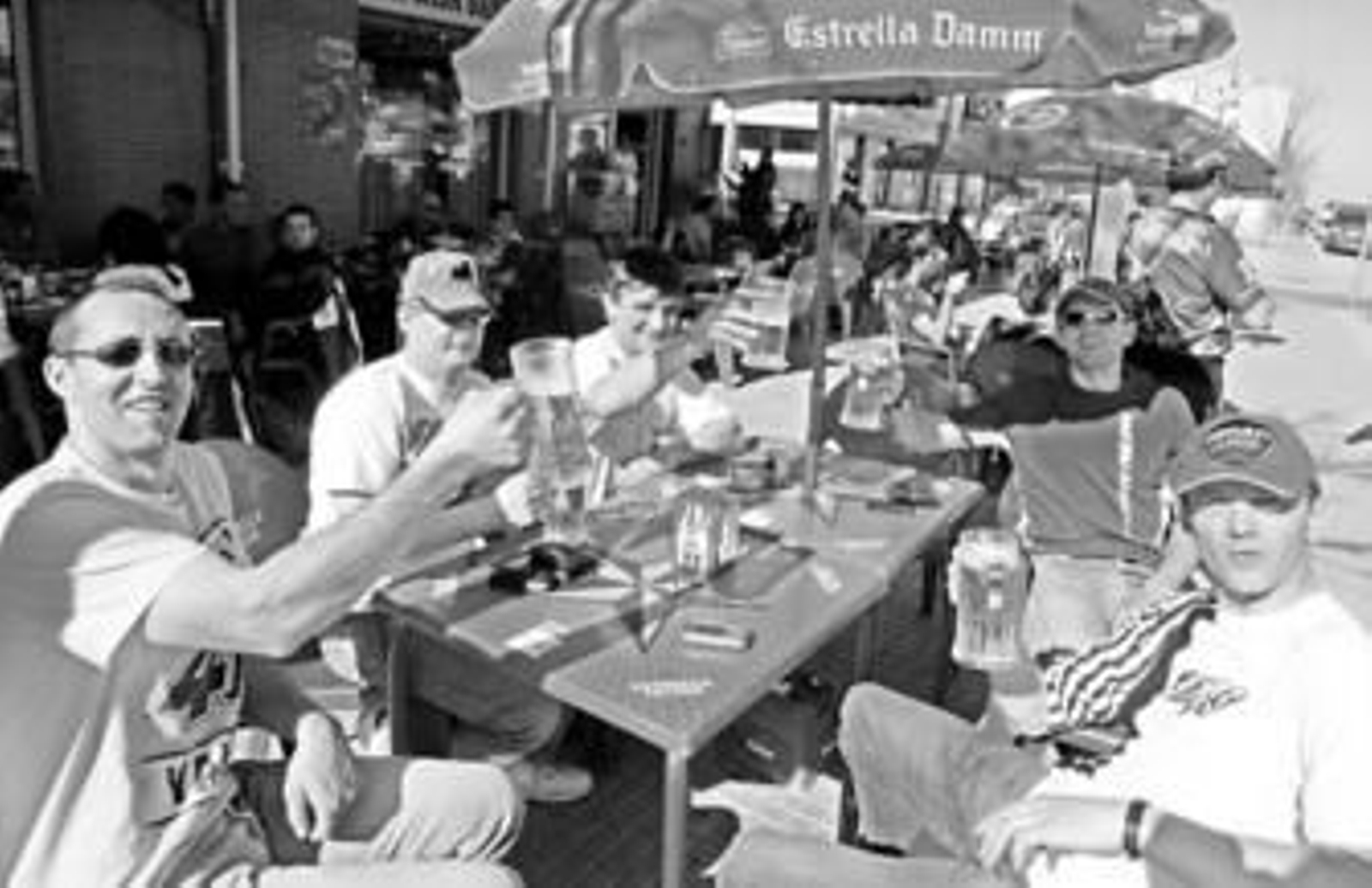 Algunos turistas sentados en un bar de La Granja, durante la celebración del pasado Mundial.