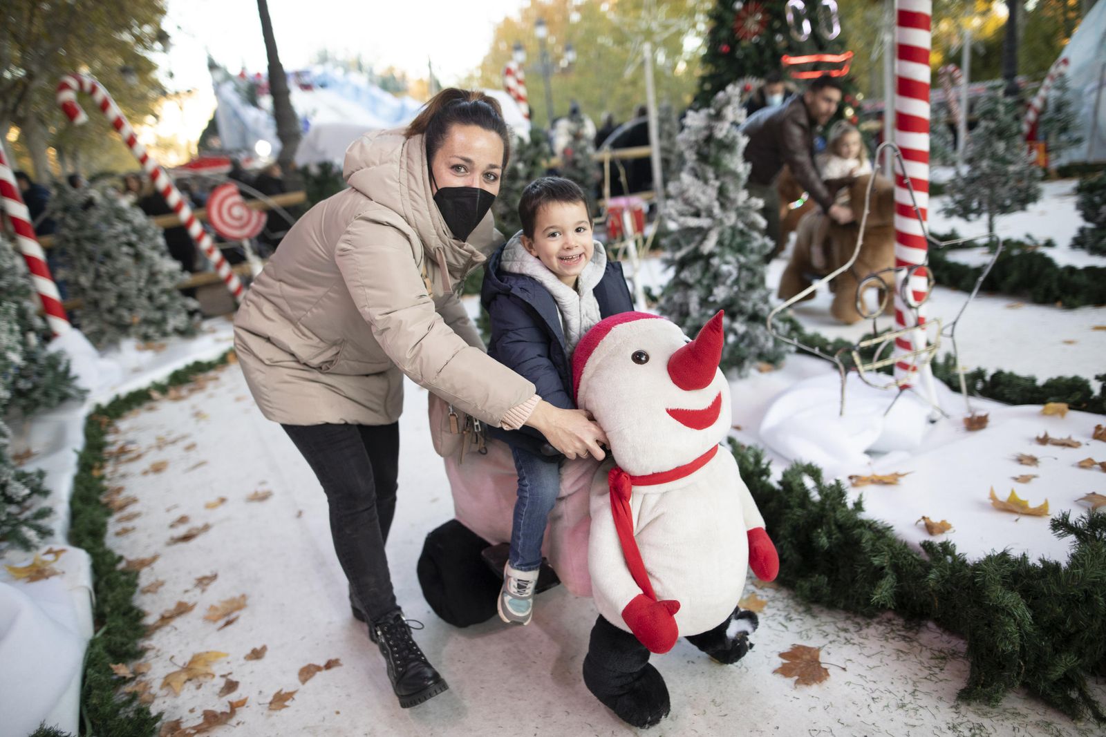 Multitud de visitantes y ambiente navideño en Granada durante el puente, en imágenes