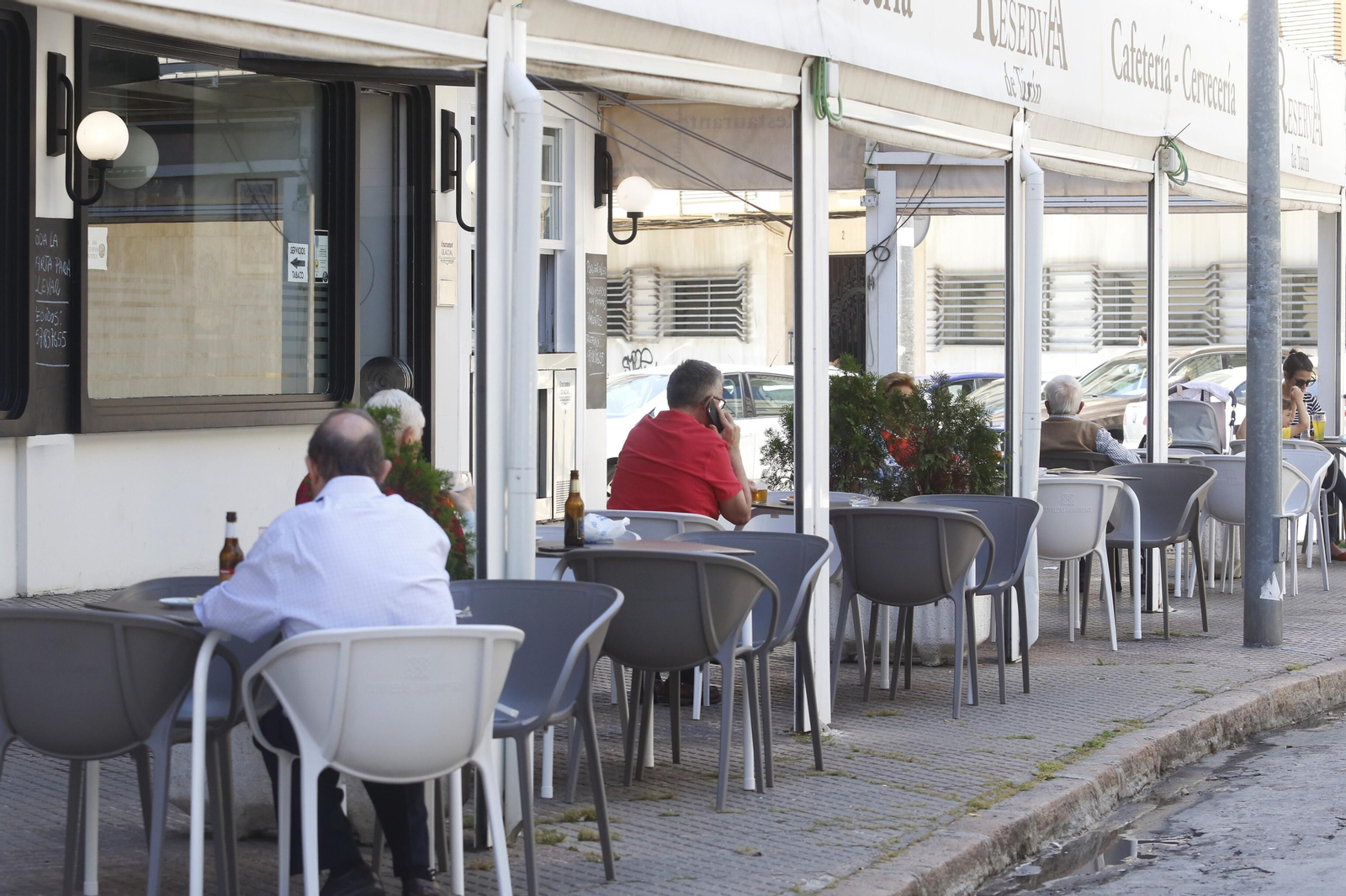 Bar con terraza por la zona de los antiguos juzgados.