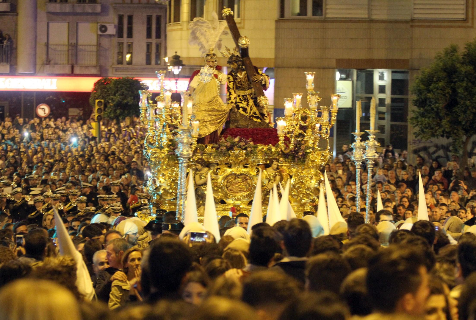 Imágenes de la subida del Cristo de las Tres Caídas