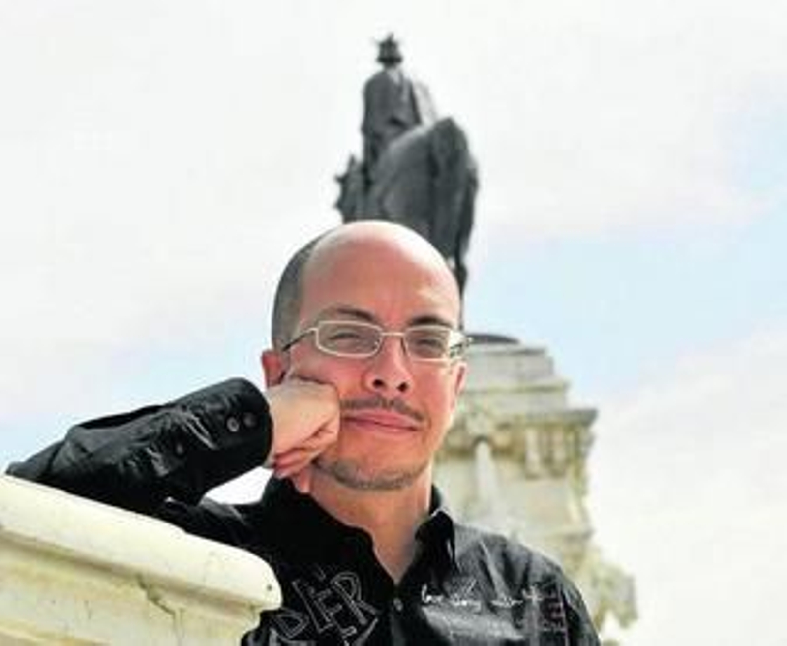 El escritor y diplomático Jorge Volpi (Ciudad de México, 1968), retratado en la Plaza Nueva de Sevilla.