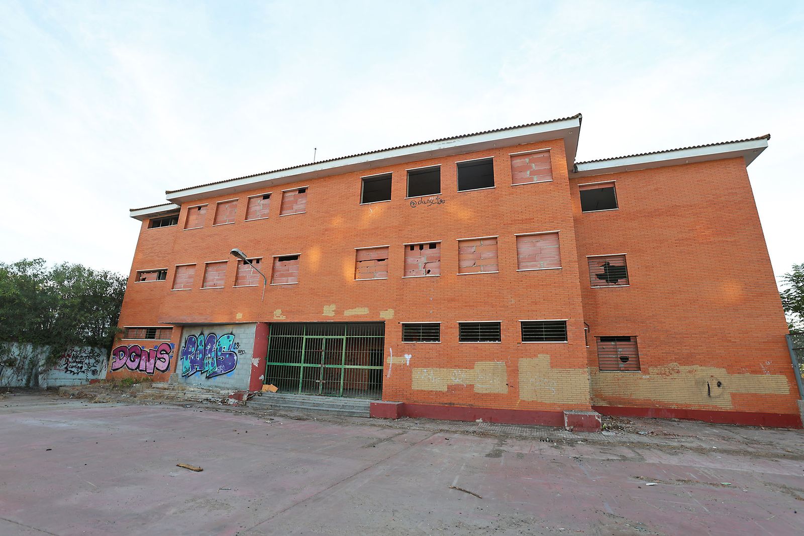 Imágenes del estado actual del edificio del antiguo IES Doñana