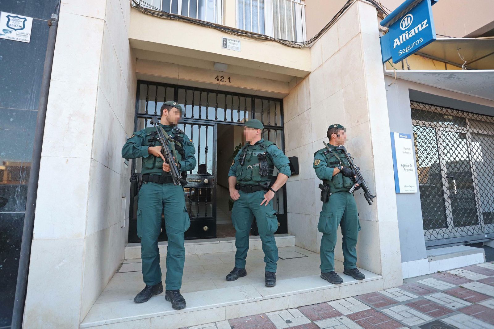 Tres guardias civiles, durante la operación contra el blanqueo.