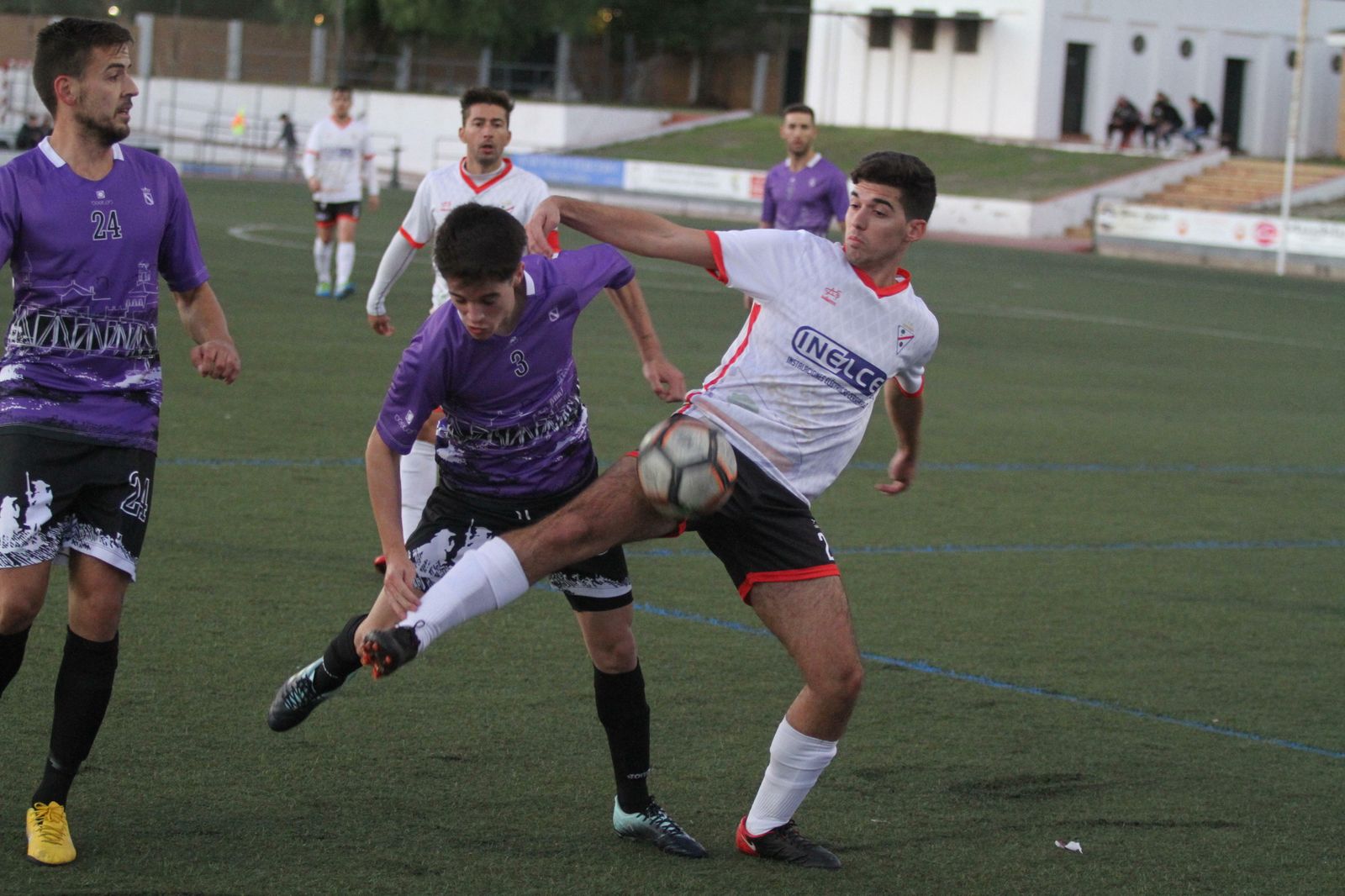 Un jugador del Olont protege en balón en un encuentro anterior.