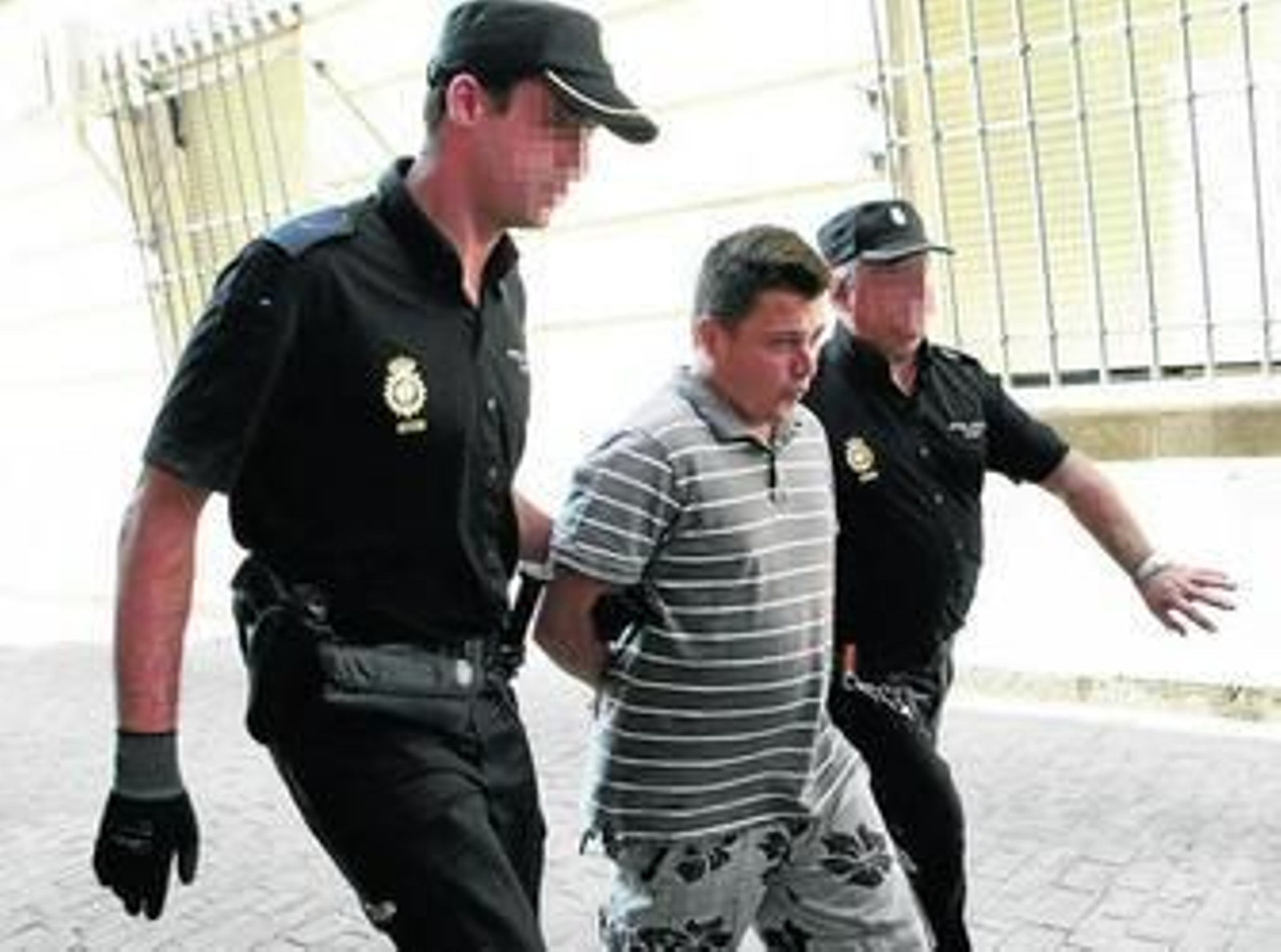 El asesino de la profesora norteamericana, Antonio Gordillo, entrando en la Audiencia.