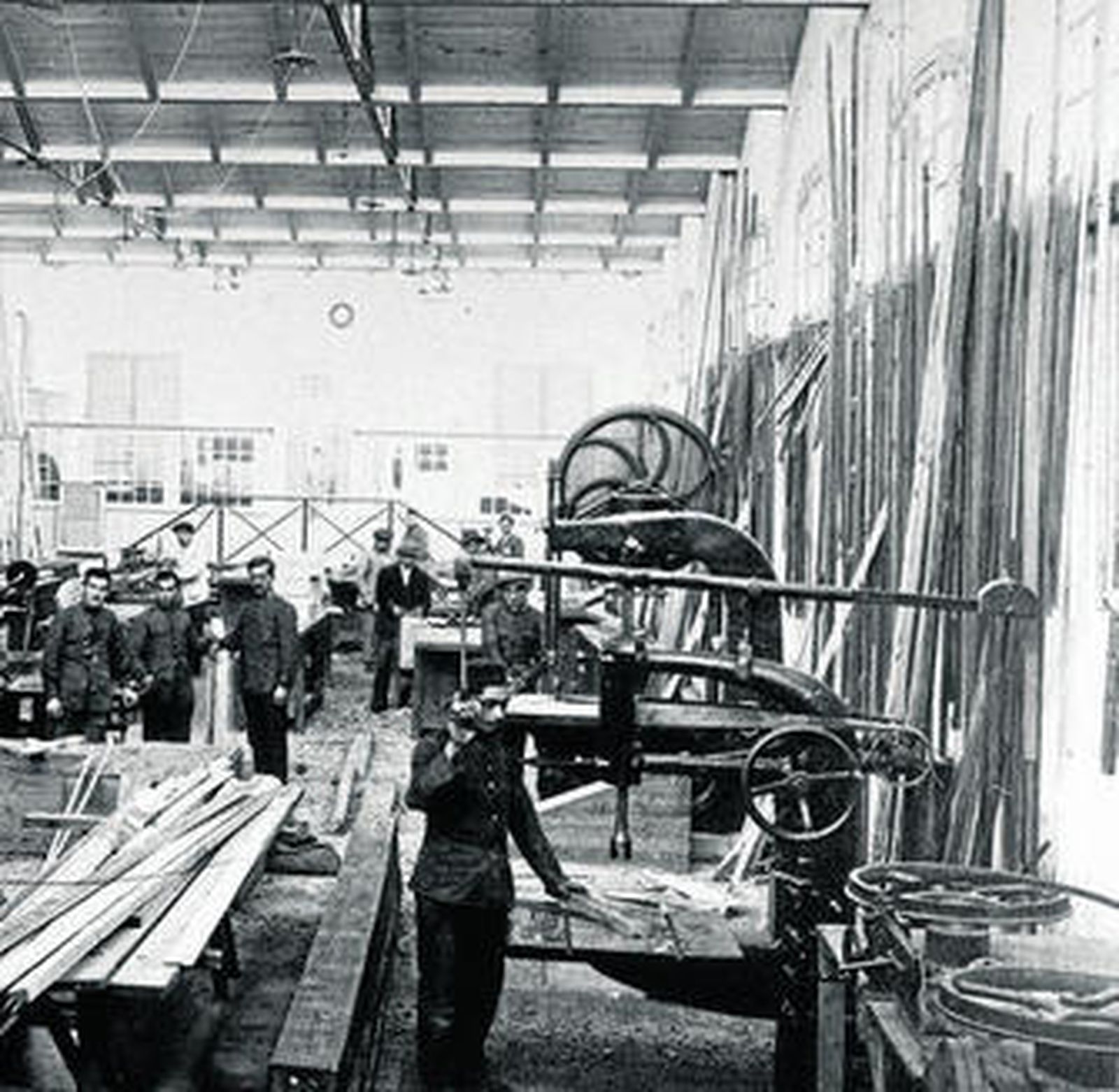 Fotografía de una fábrica de construcción de aviones realizada en los primeros años del siglo XX.