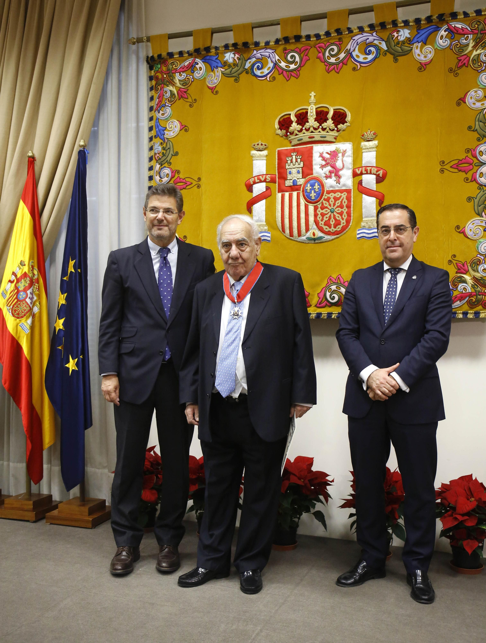 Bendodo, en el centro, recibió ayer la Cruz de San Raimundo de Peñafort.