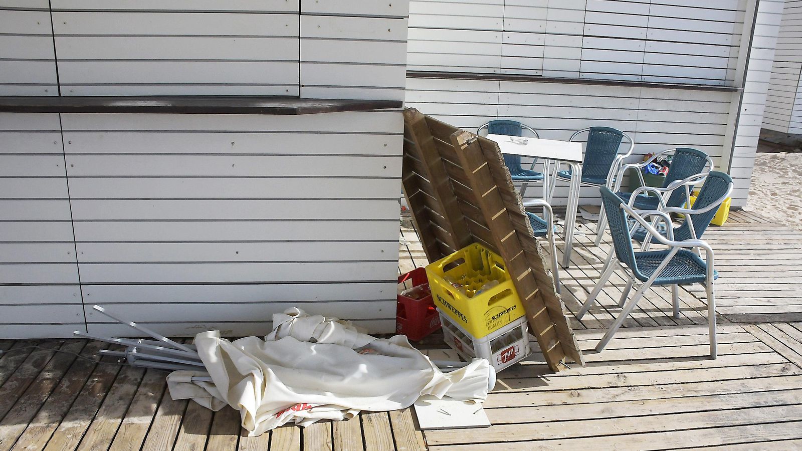 Signos de abandono del chiringuito número 5 de la playa Victoria