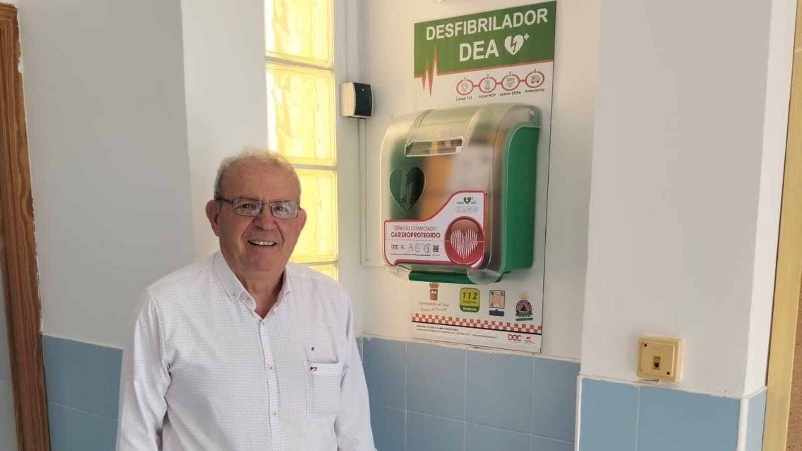 Antonio Bonilla con los desfibriladores.