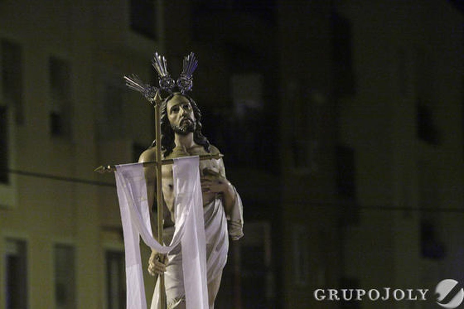 La imagen de Jesús Resucitado procesiona por las calles de Algeciras de madrugada, una novedad este año

Foto: J.M.Q./Erasmo Fenoy