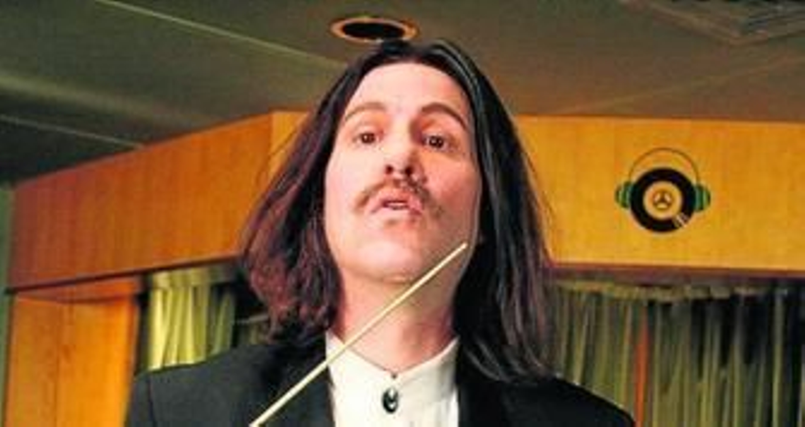 Joaquín Reyes, como la 'Celebrity' de esta noche, Luis Cobos.