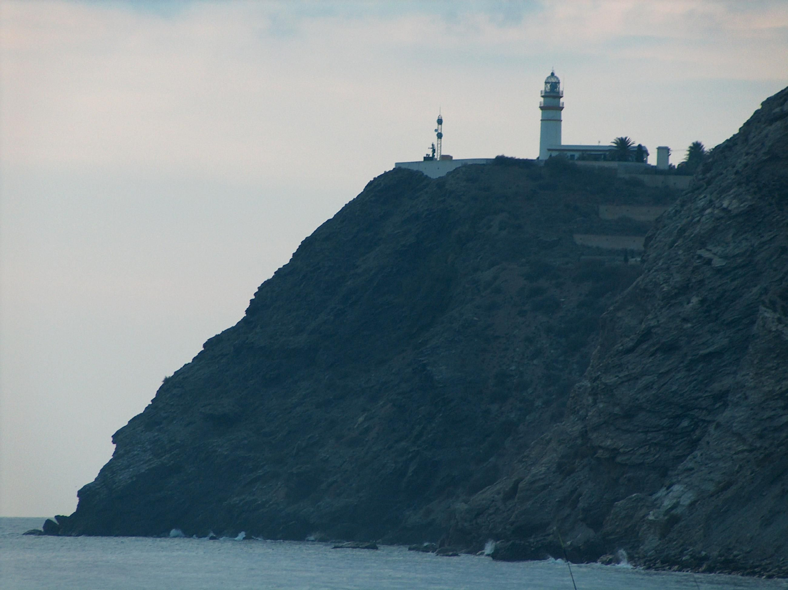 El faro Sacratif desde la playa de la Chucha