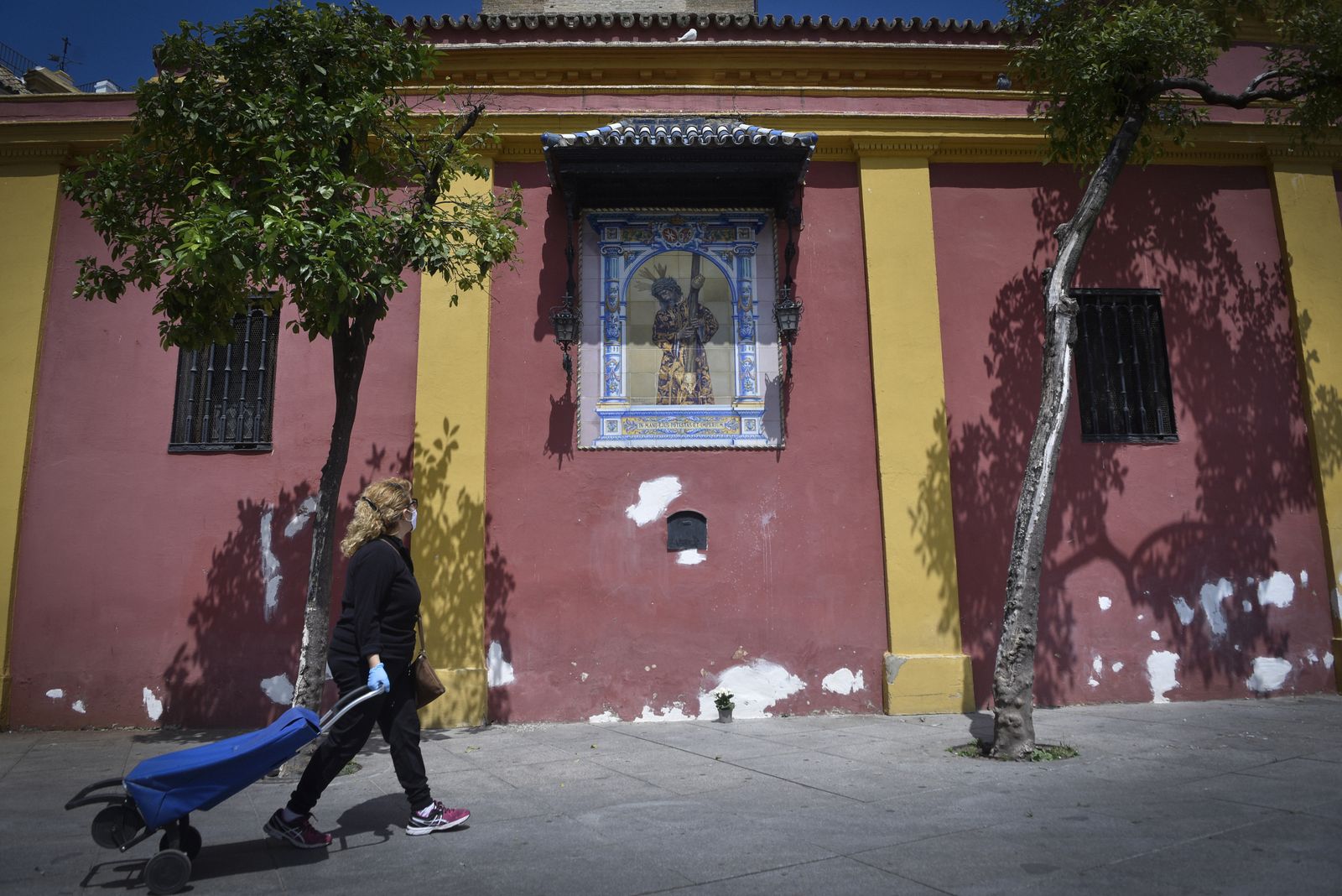 Viernes Santo de resistencia: desde el Tanatorio a La Soledad de San Lorenzo