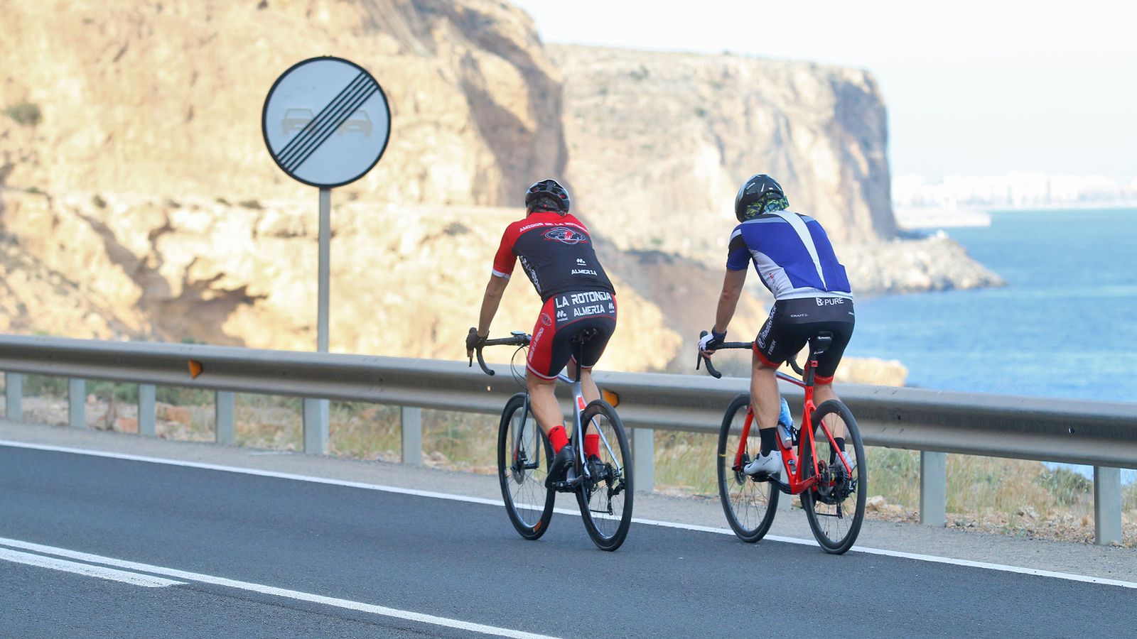 Dos de los muchos ciclistas que han circulado estos últimos meses por El Cañarete